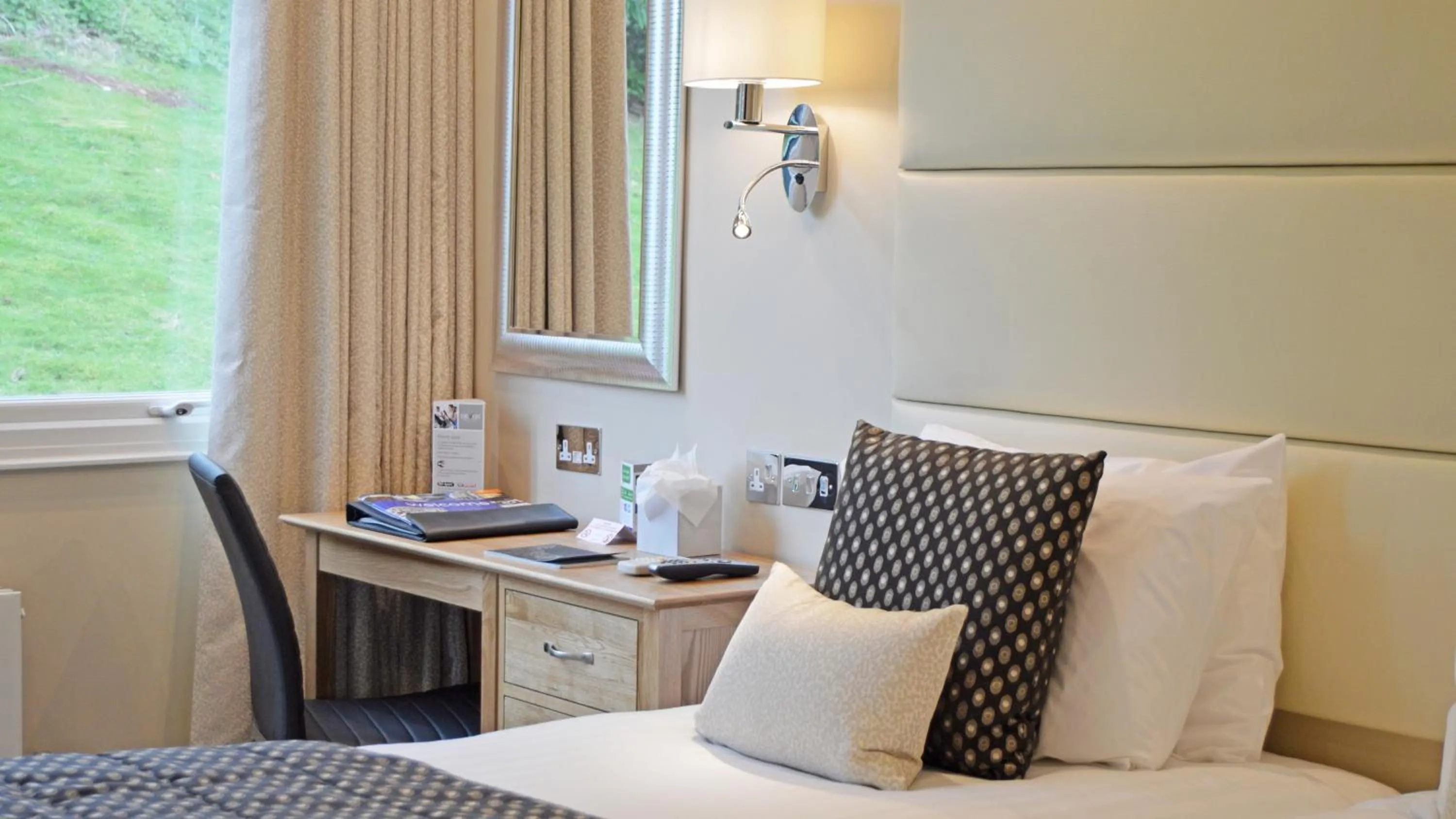 Photo of the whole room, Bed in The Devon Hotel