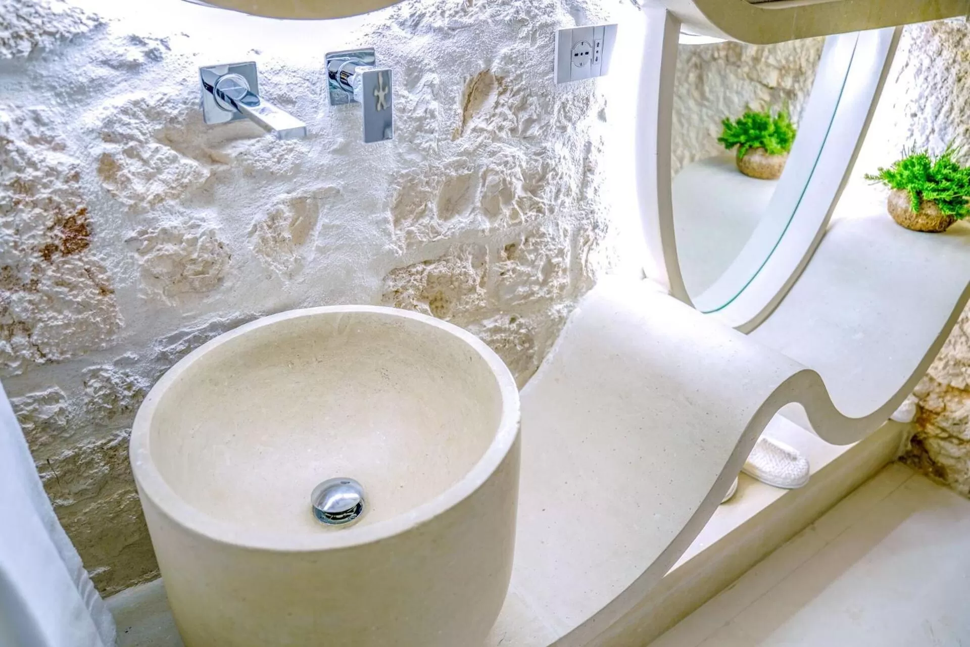 Shower in Vico Bianco Raro Villas Smart Rooms Collection