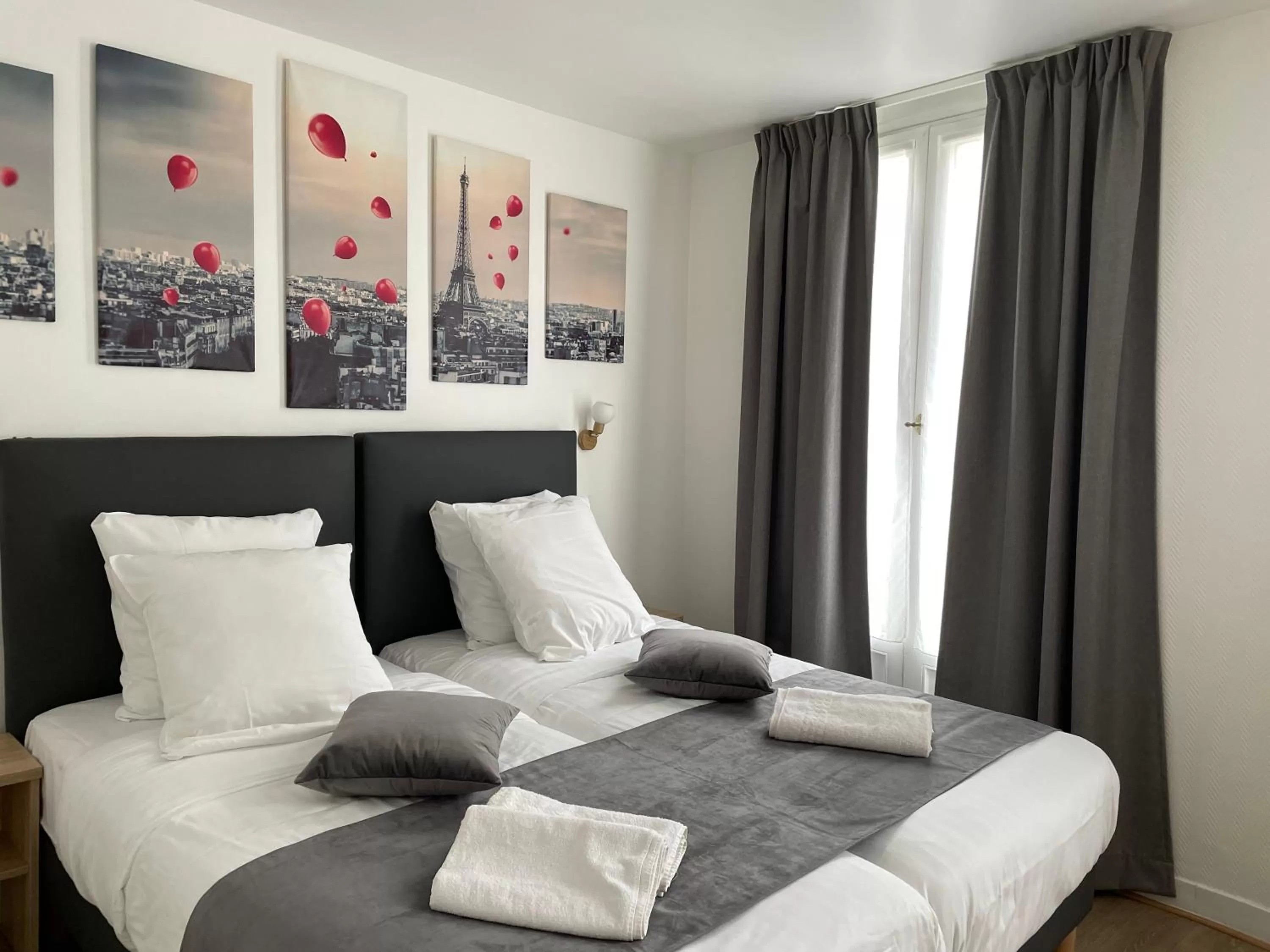 Bed in Hôtel de Bordeaux