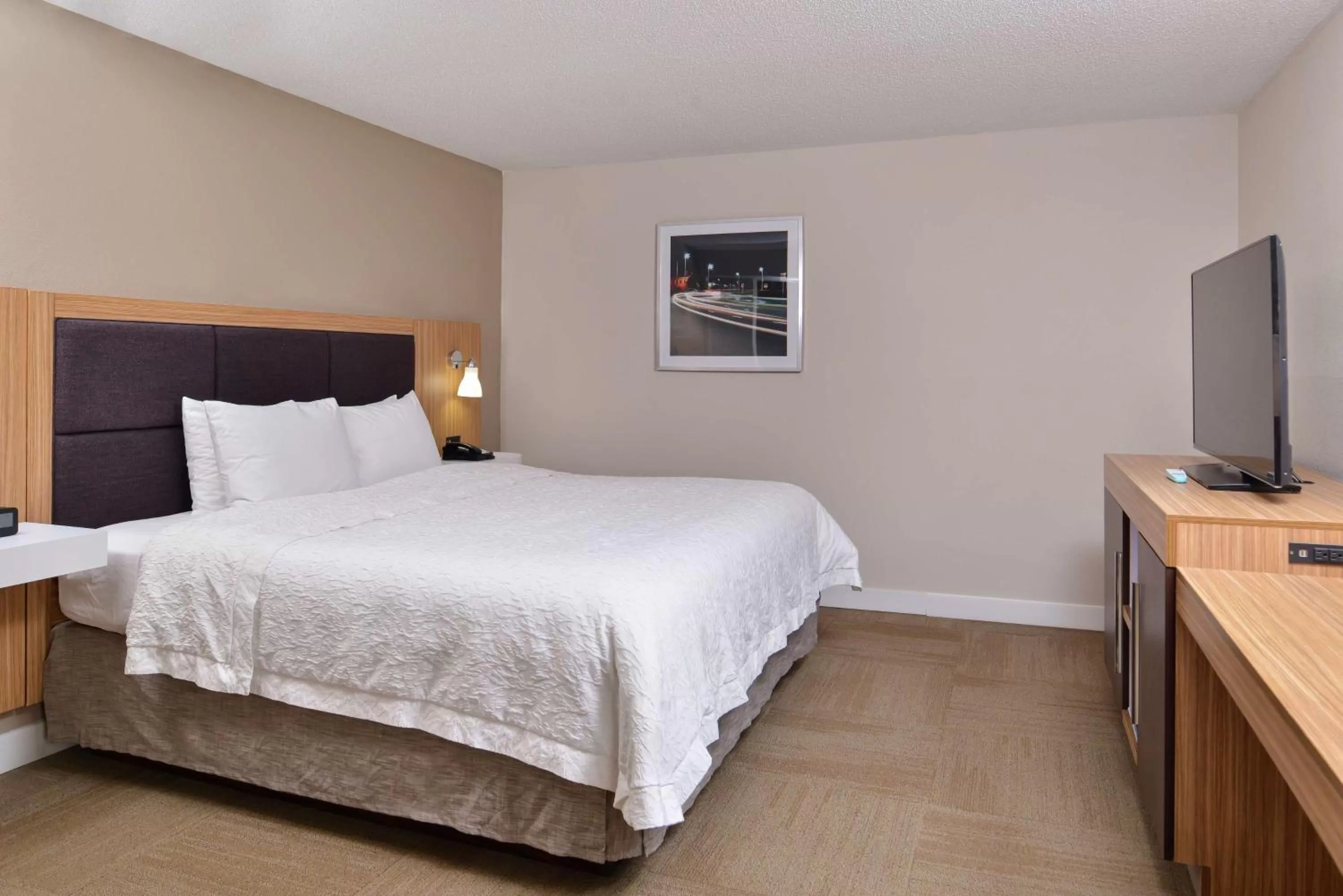 Bedroom, Bed in Hampton Inn Greensboro East / McLeansville