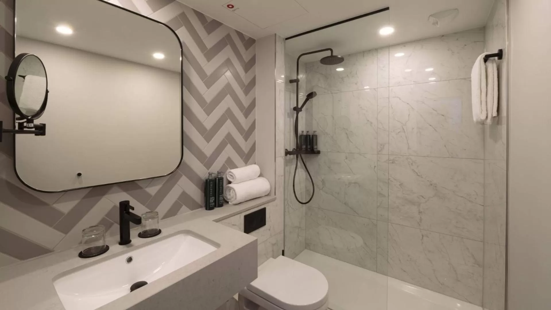 Shower in DoubleTree by Hilton Berlin Ku'damm