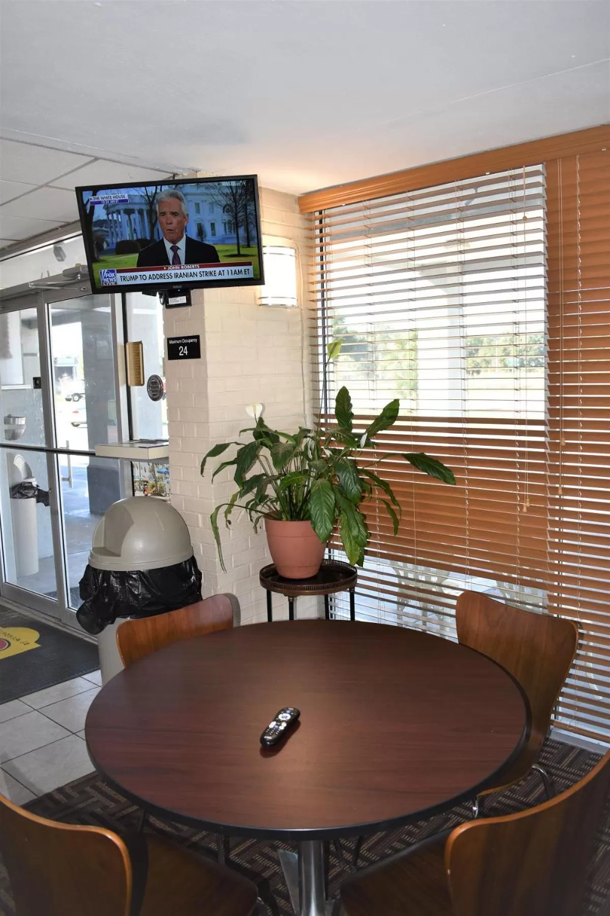 Communal lounge/ TV room in Super 8 by Wyndham Ocala I-75