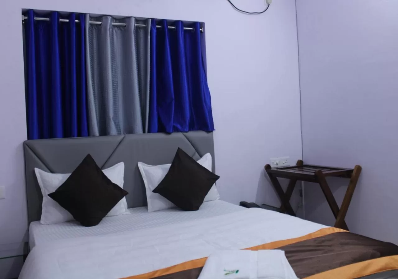 Bedroom, Bed in HOTEL PURI GREENS