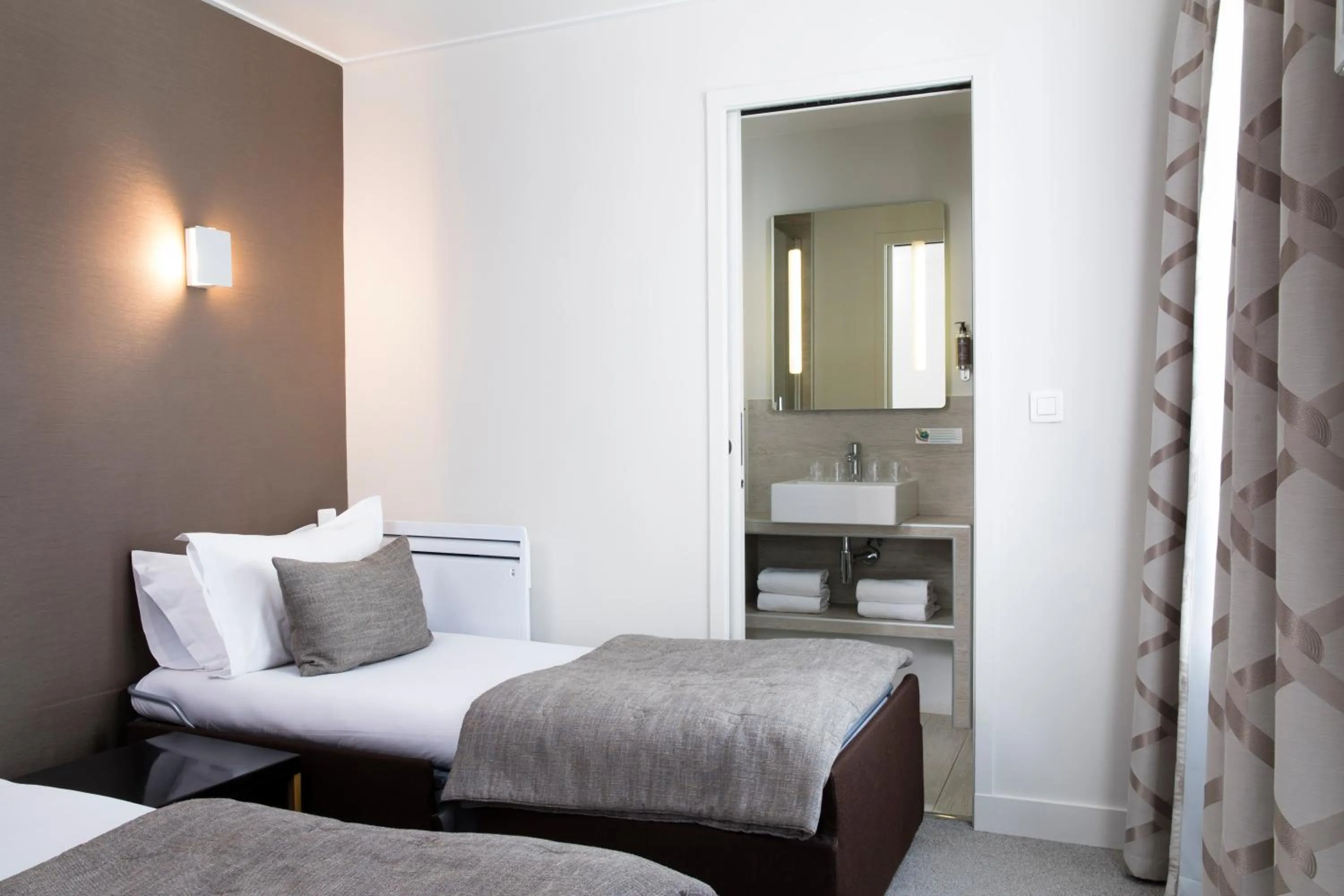 Toilet, Bed in Hotel d'Espagne