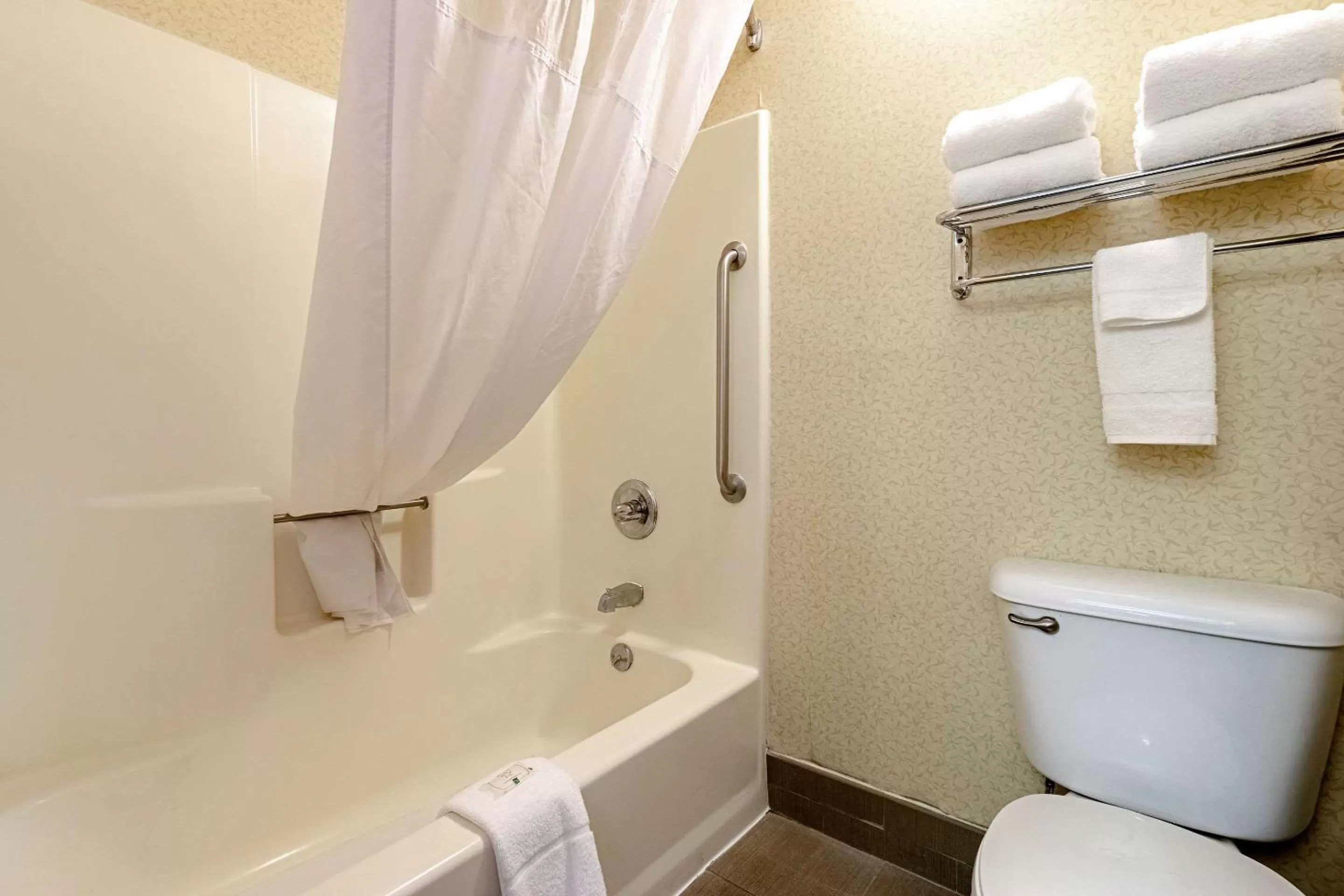 Bathroom in Quality Suites San Antonio Northeast