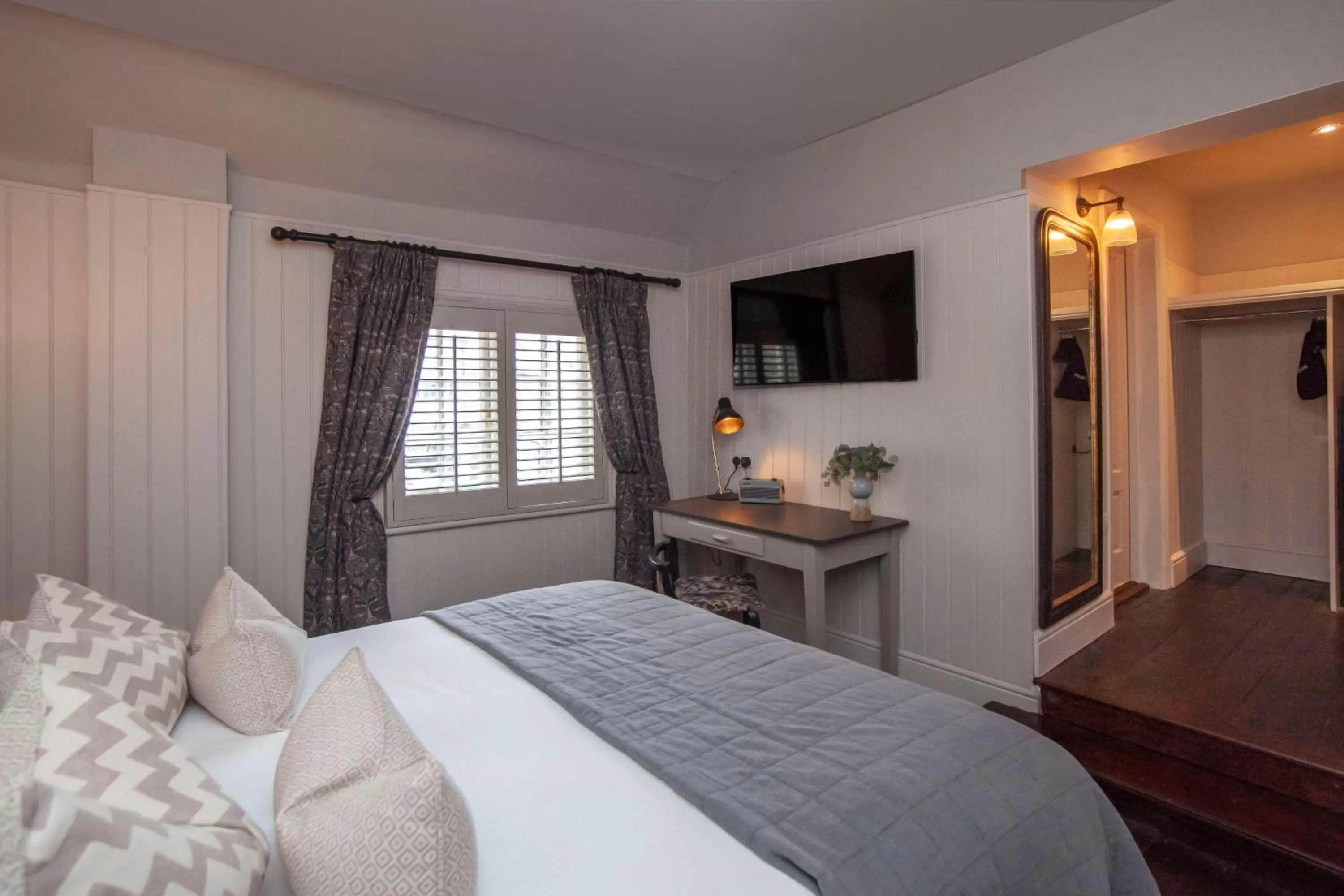 Bedroom, Bed in The King's Arms