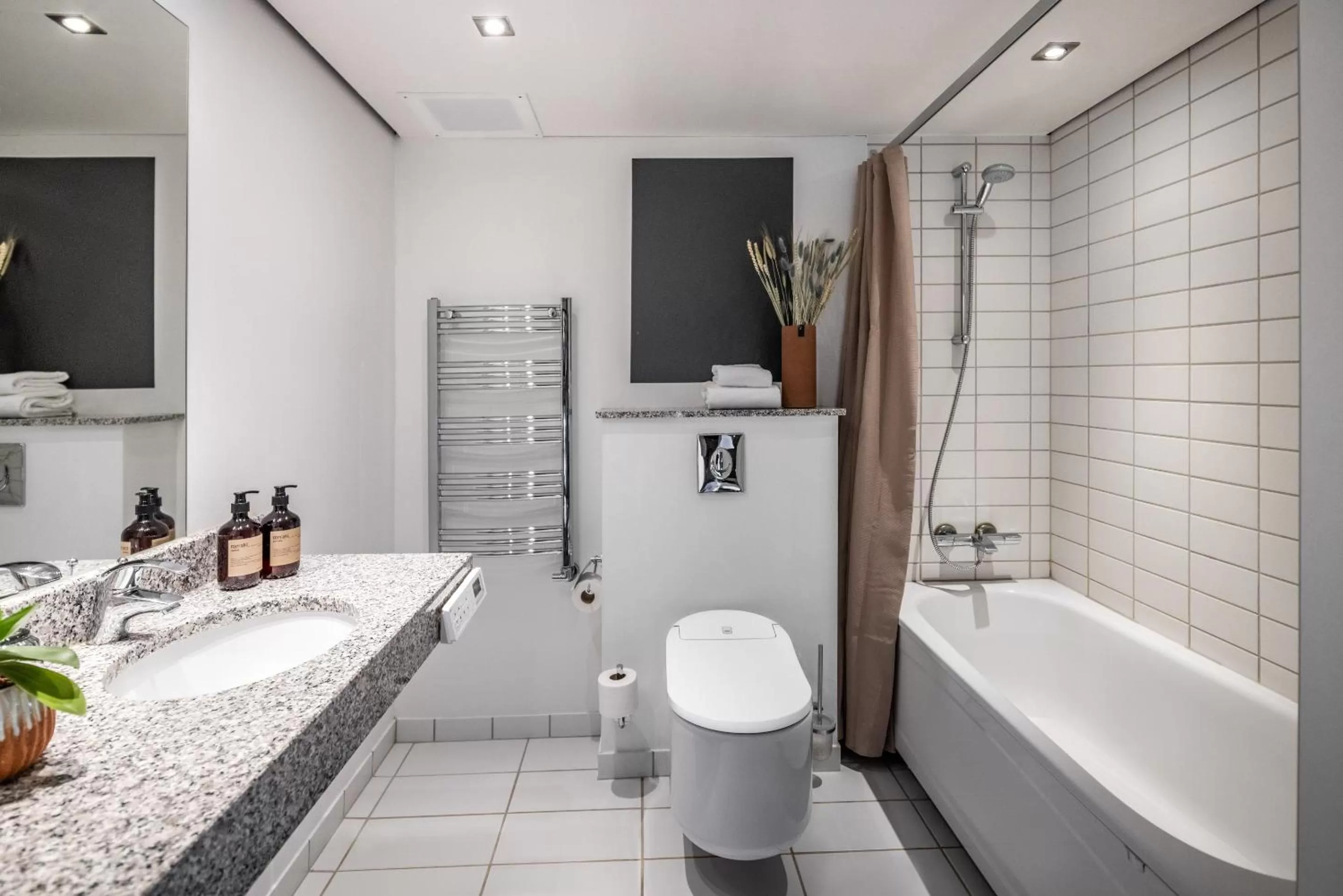 Toilet in Pier 5 Hotel