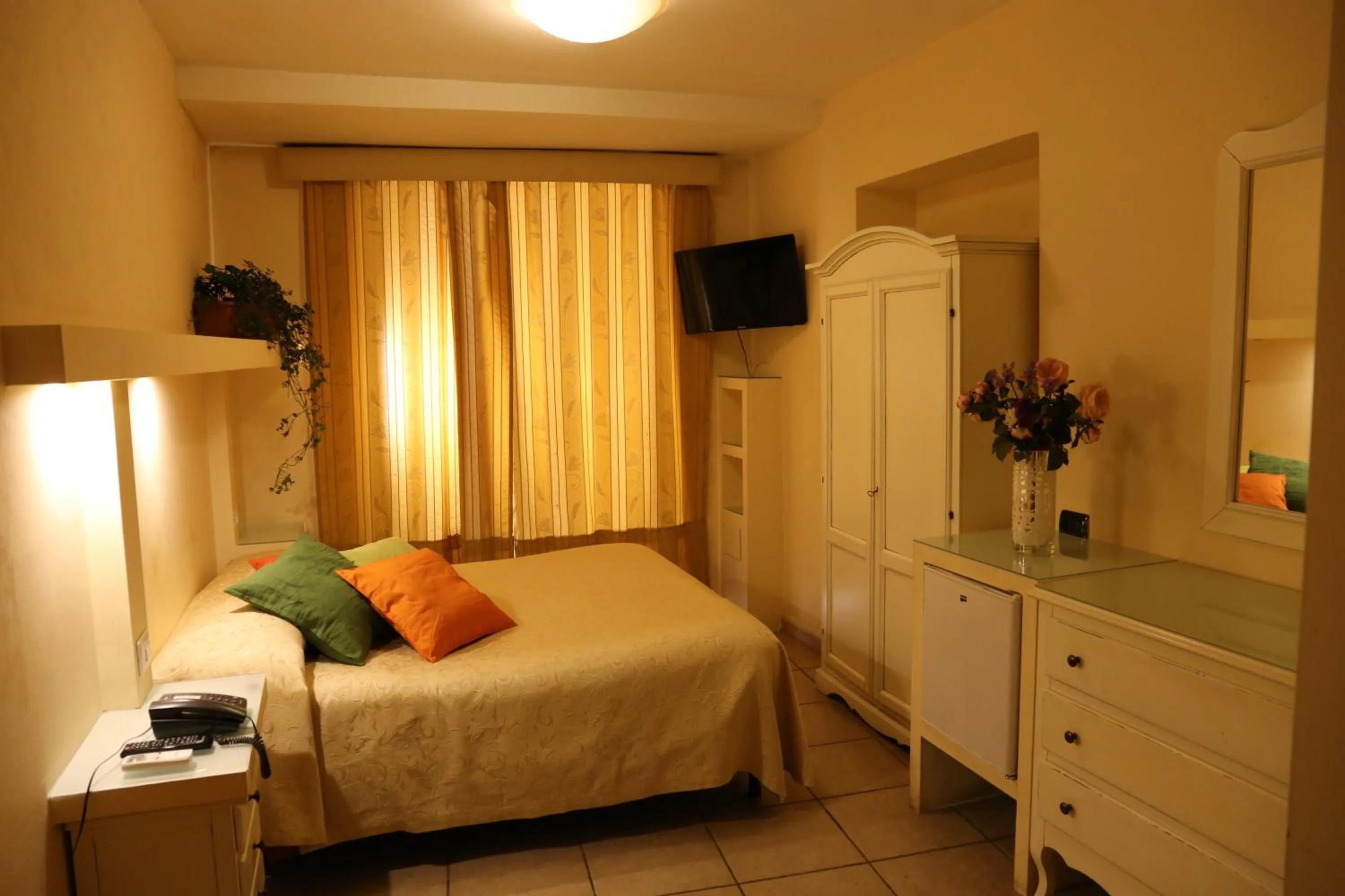Toilet, Bed in Albergo Del Centro Storico