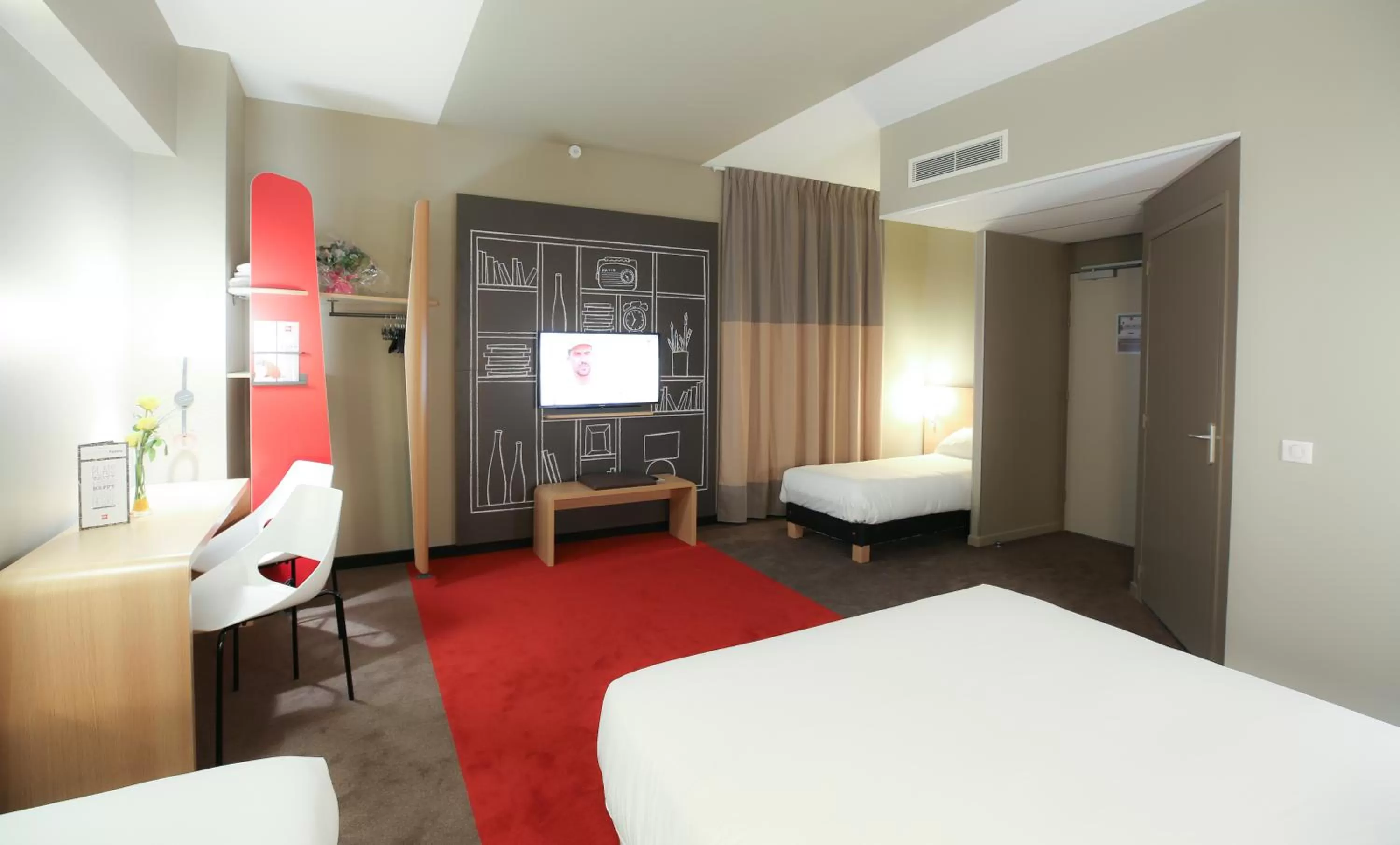 Bedroom, Bed in Ibis Niort Est Mendes France