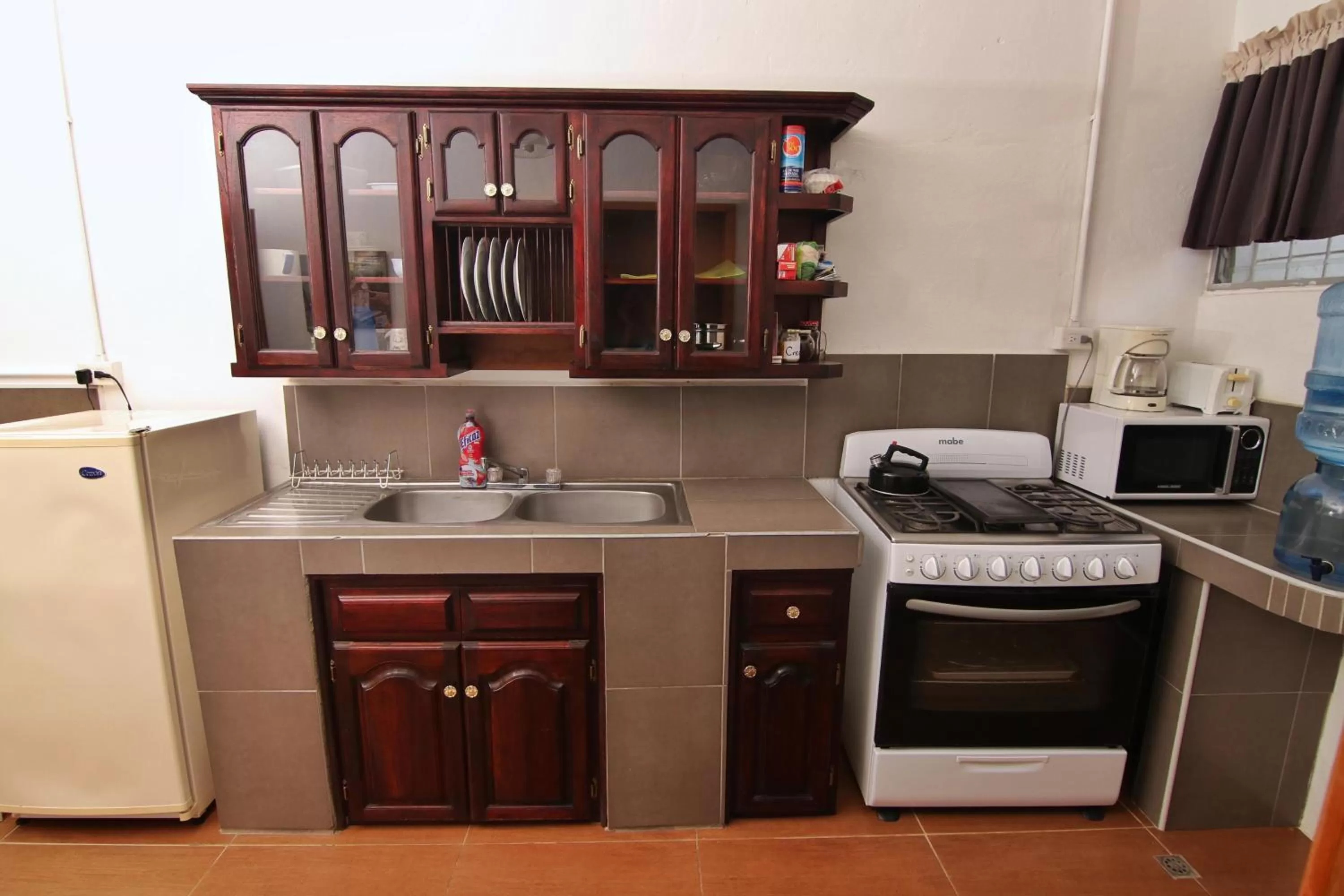 Kitchen or kitchenette, Kitchen/Kitchenette in Rainforest Haven Inn