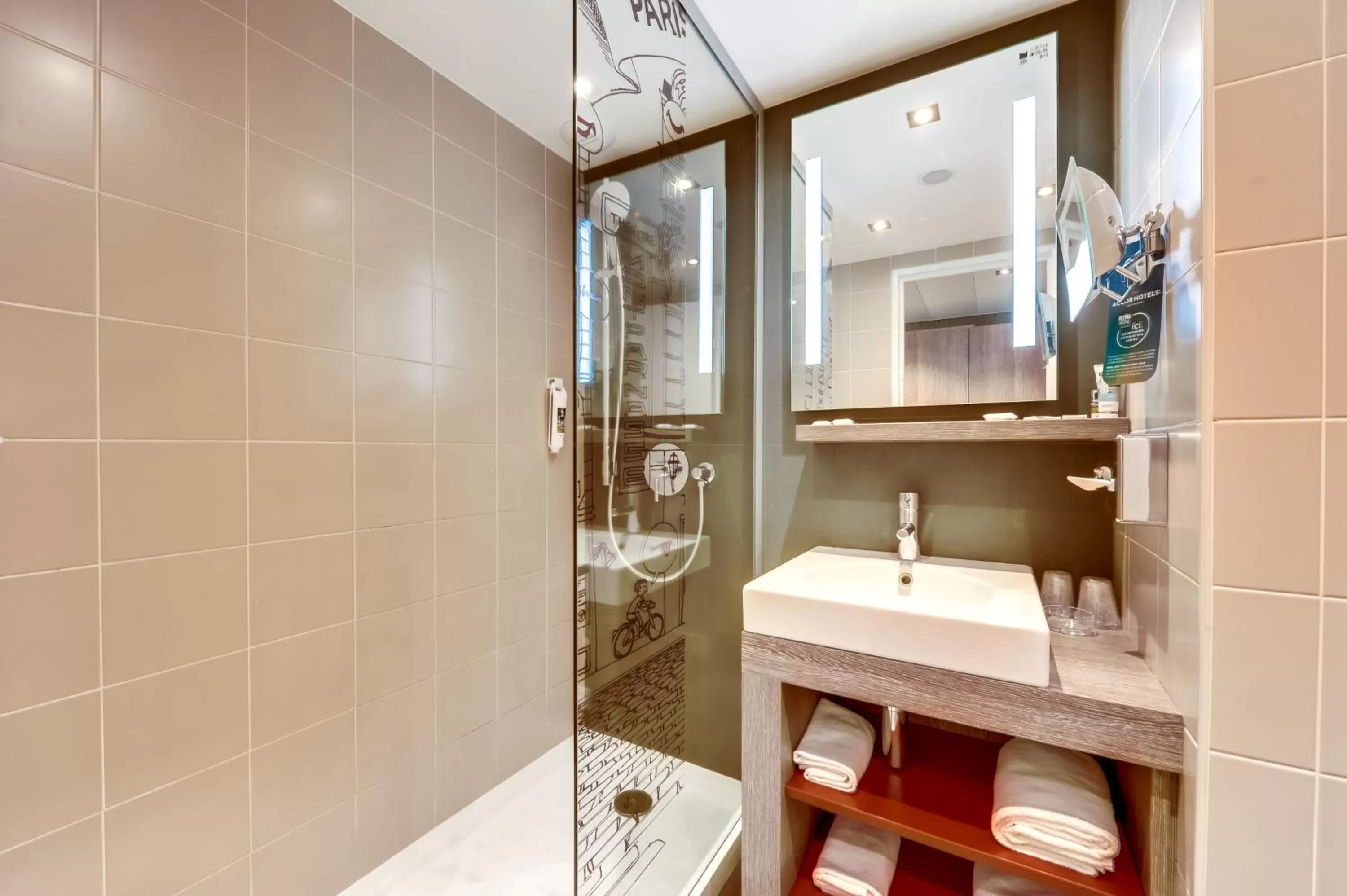 Shower in Hôtel Mercure Paris Centre Gare Montparnasse