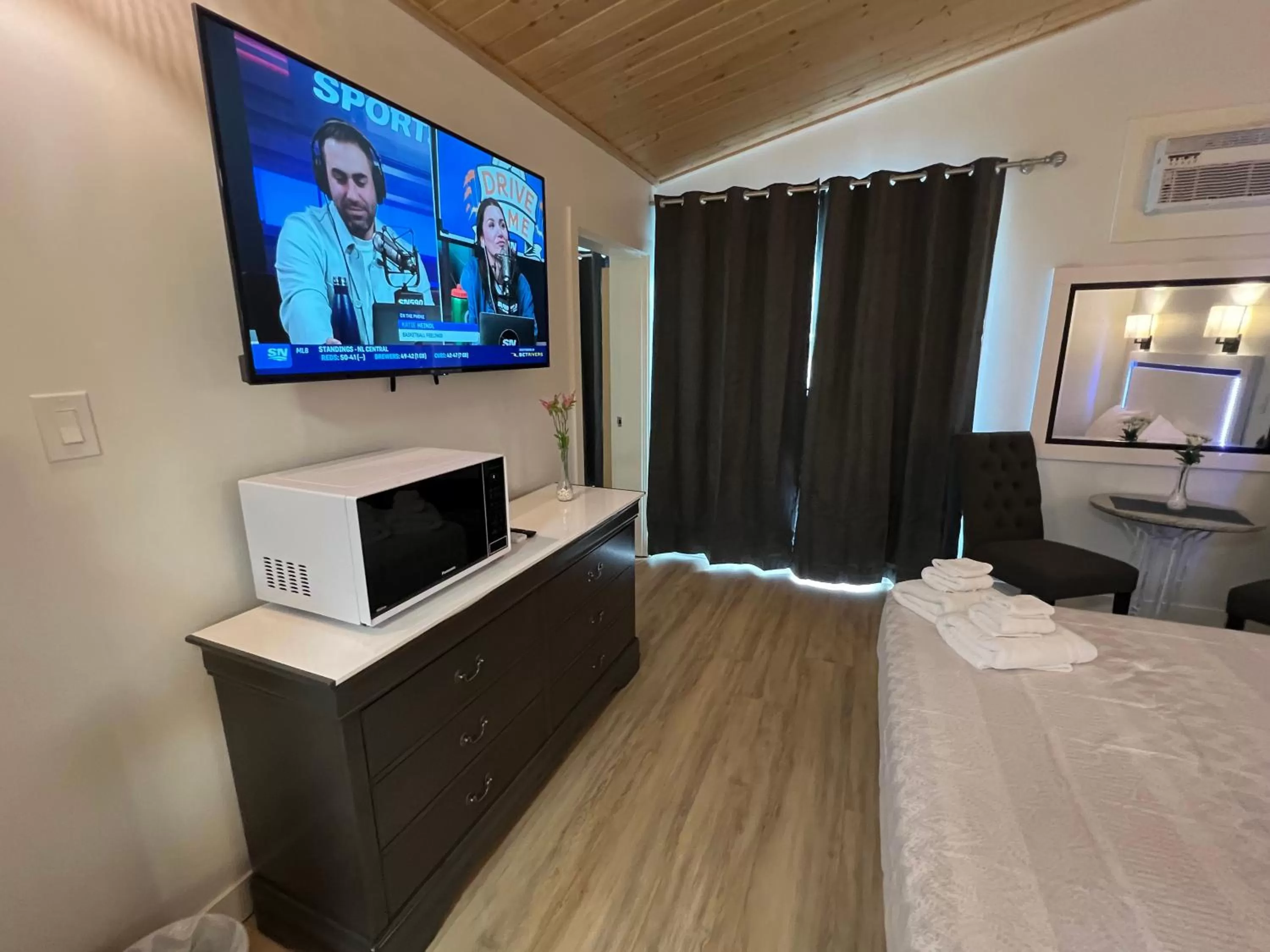 Evening entertainment, Bed in Destination Inn Cache Creek