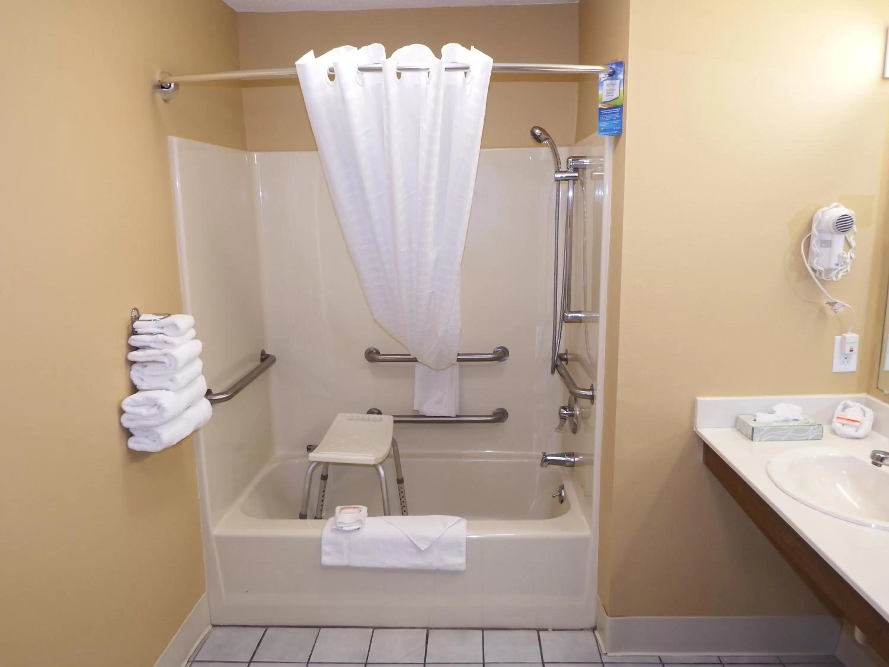 King Room - First Floor/Disability Access in Baymont by Wyndham Florence/Muscle Shoals