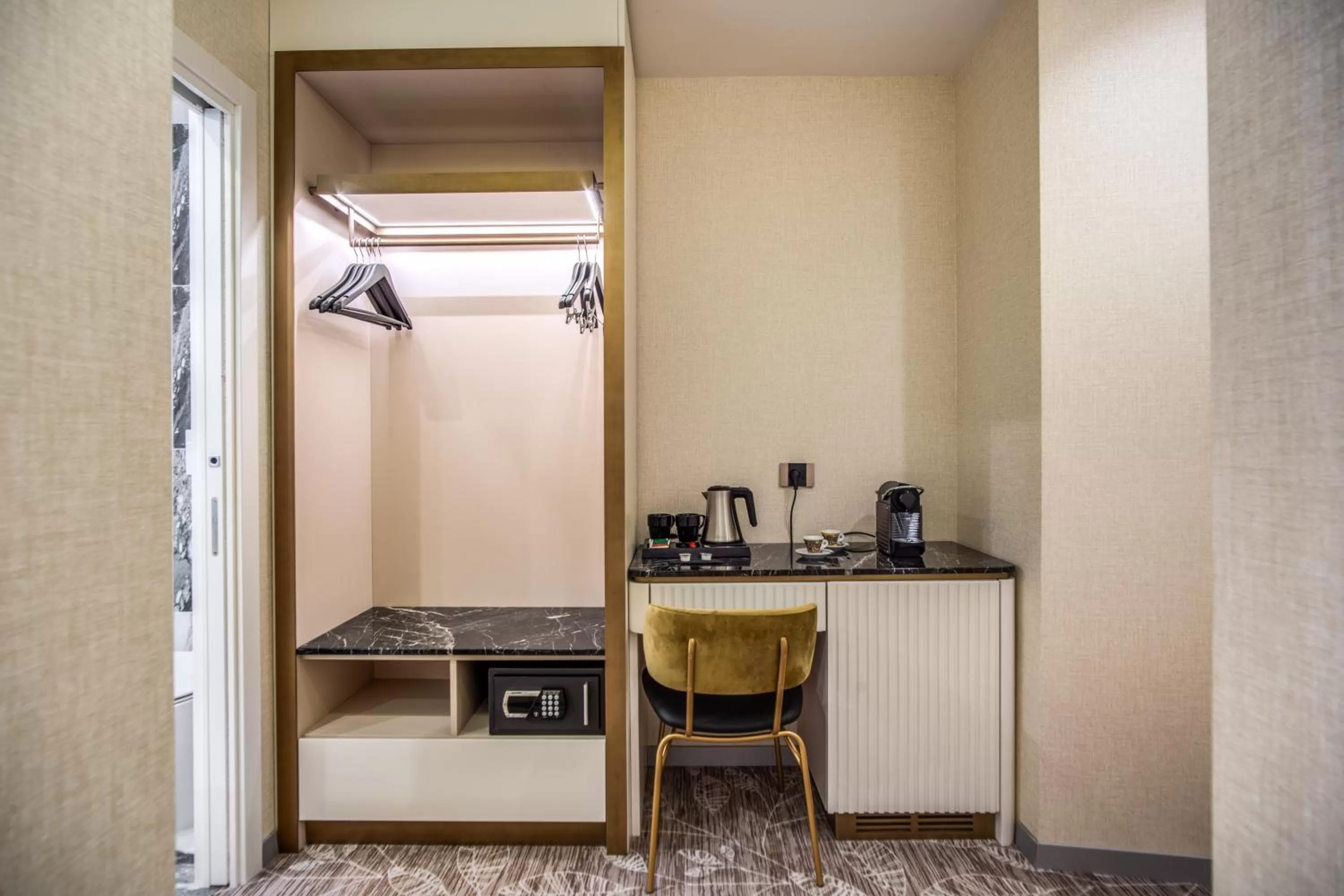 Coffee/tea facilities in CC Palace Hotel