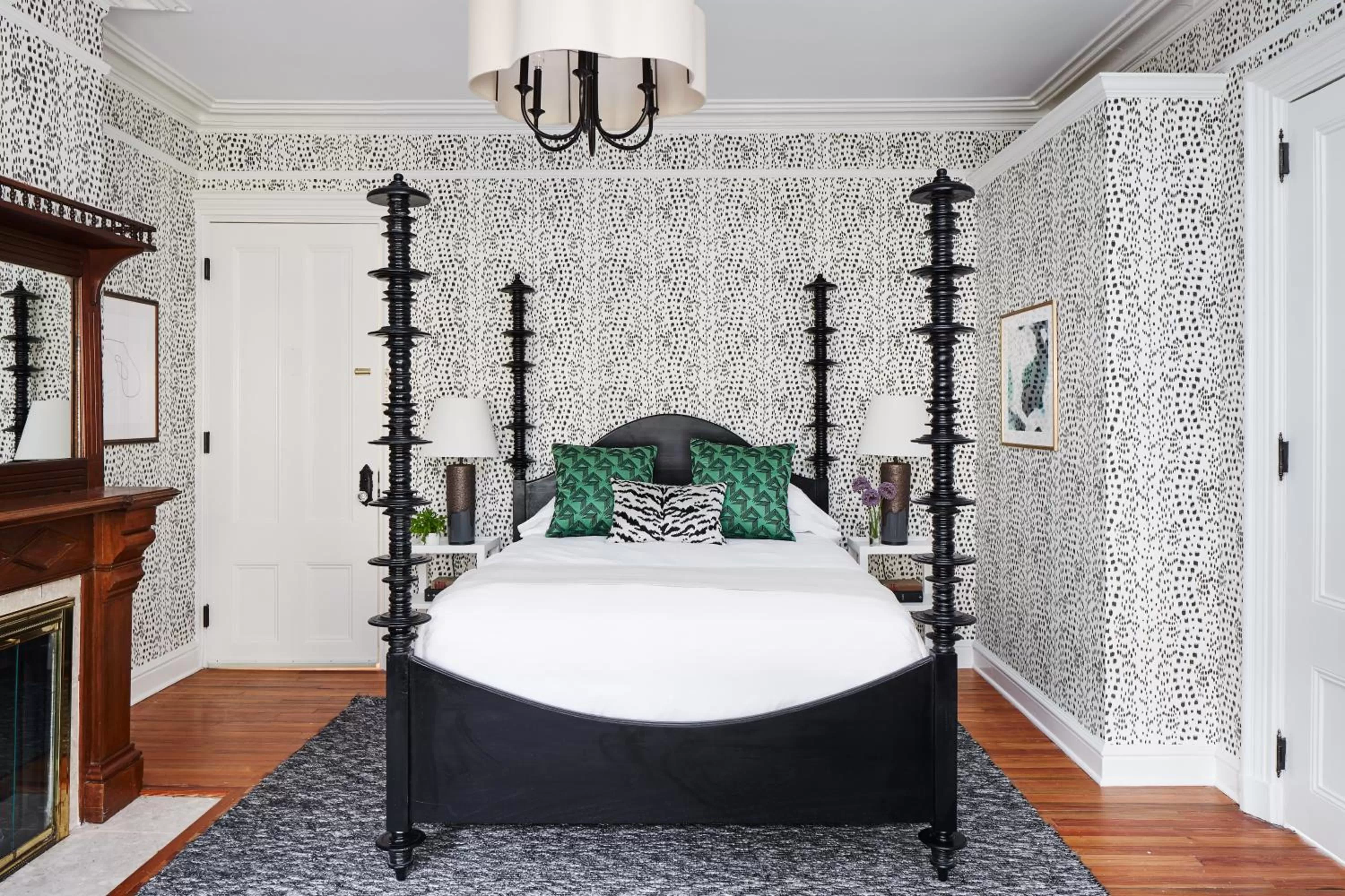 Photo of the whole room, Bed in The Cliffside Inn