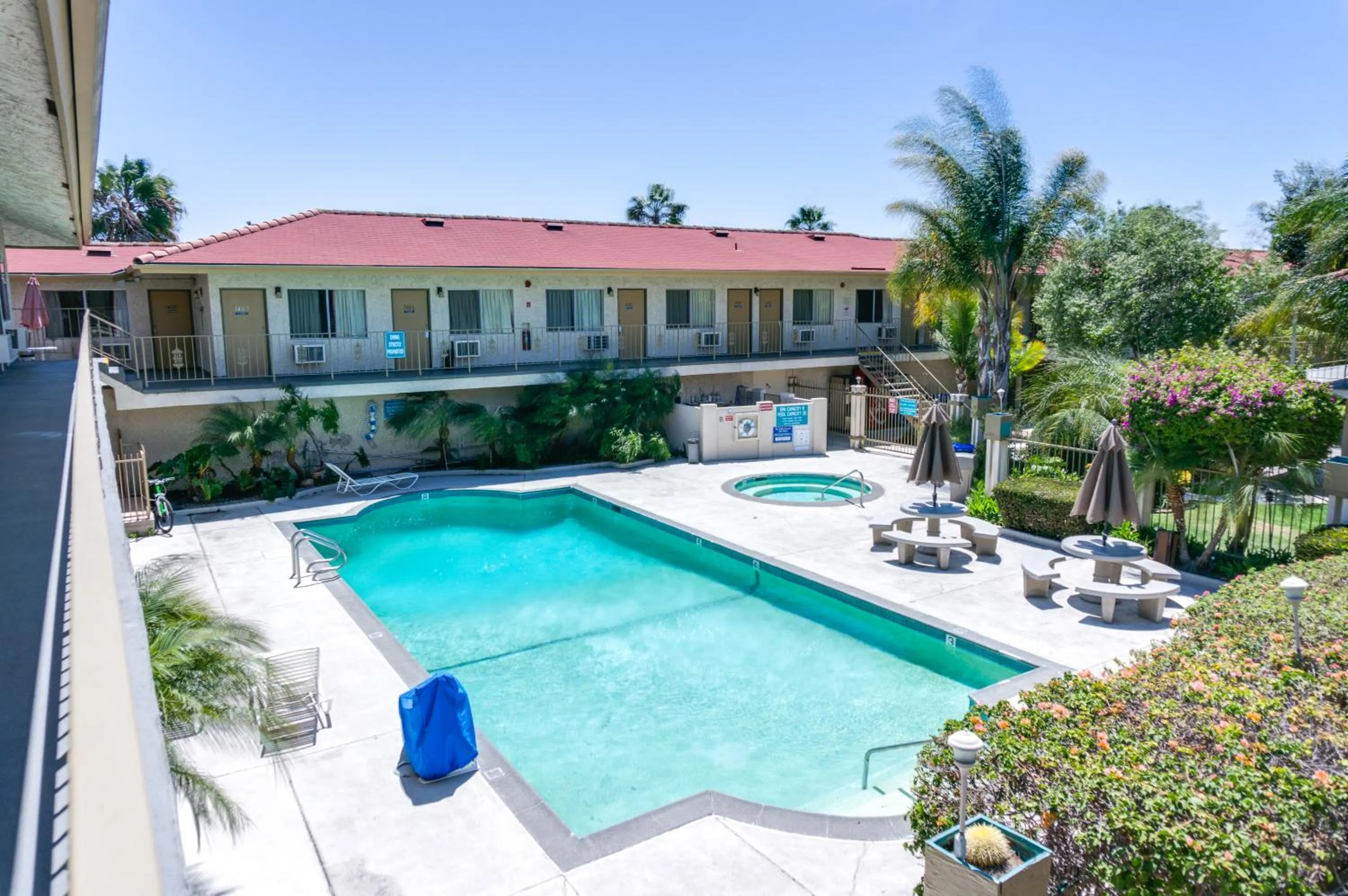 Swimming pool in California Suites Hotel