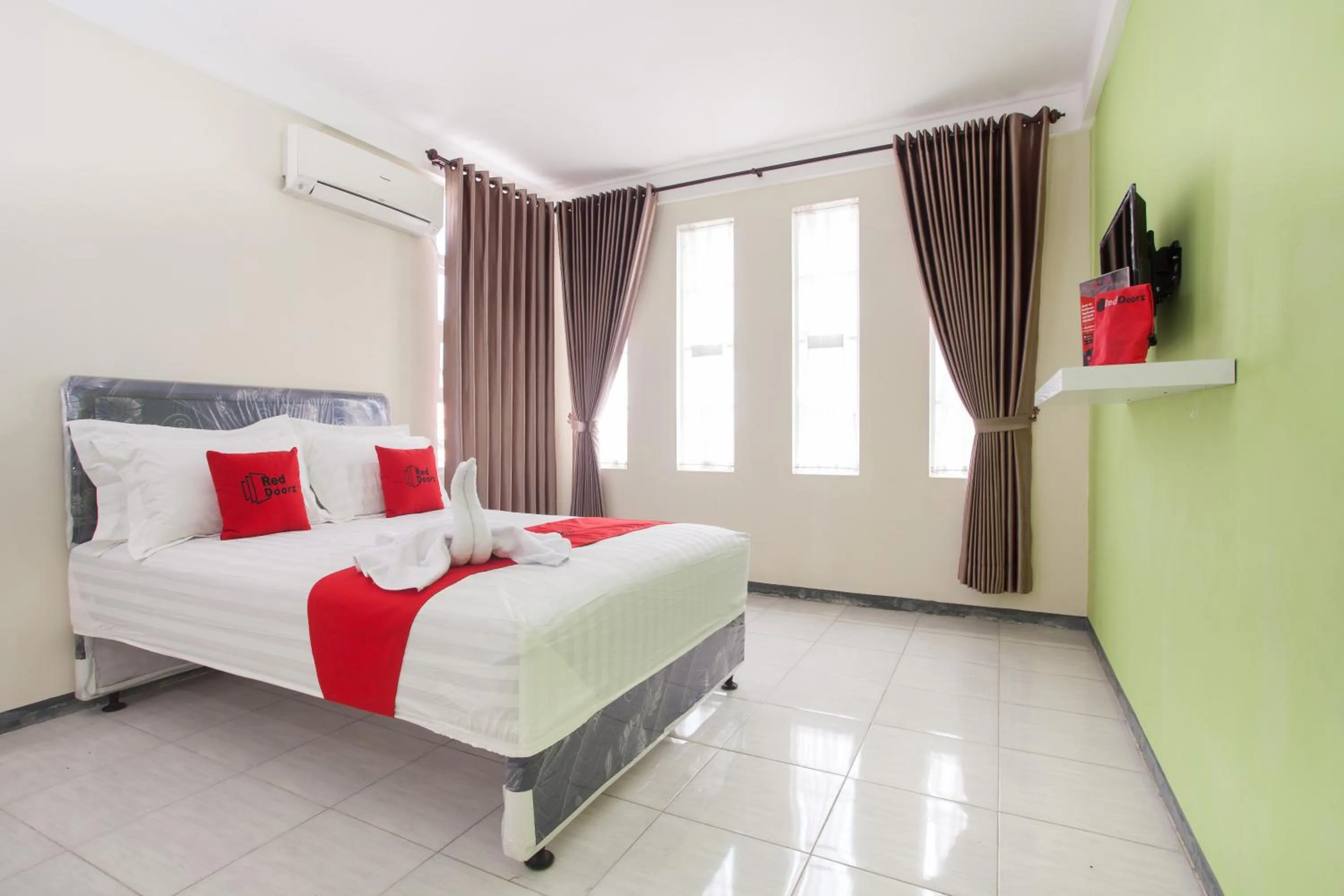 Bedroom, Bed in RedDoorz near Museum Angkut Batu 2