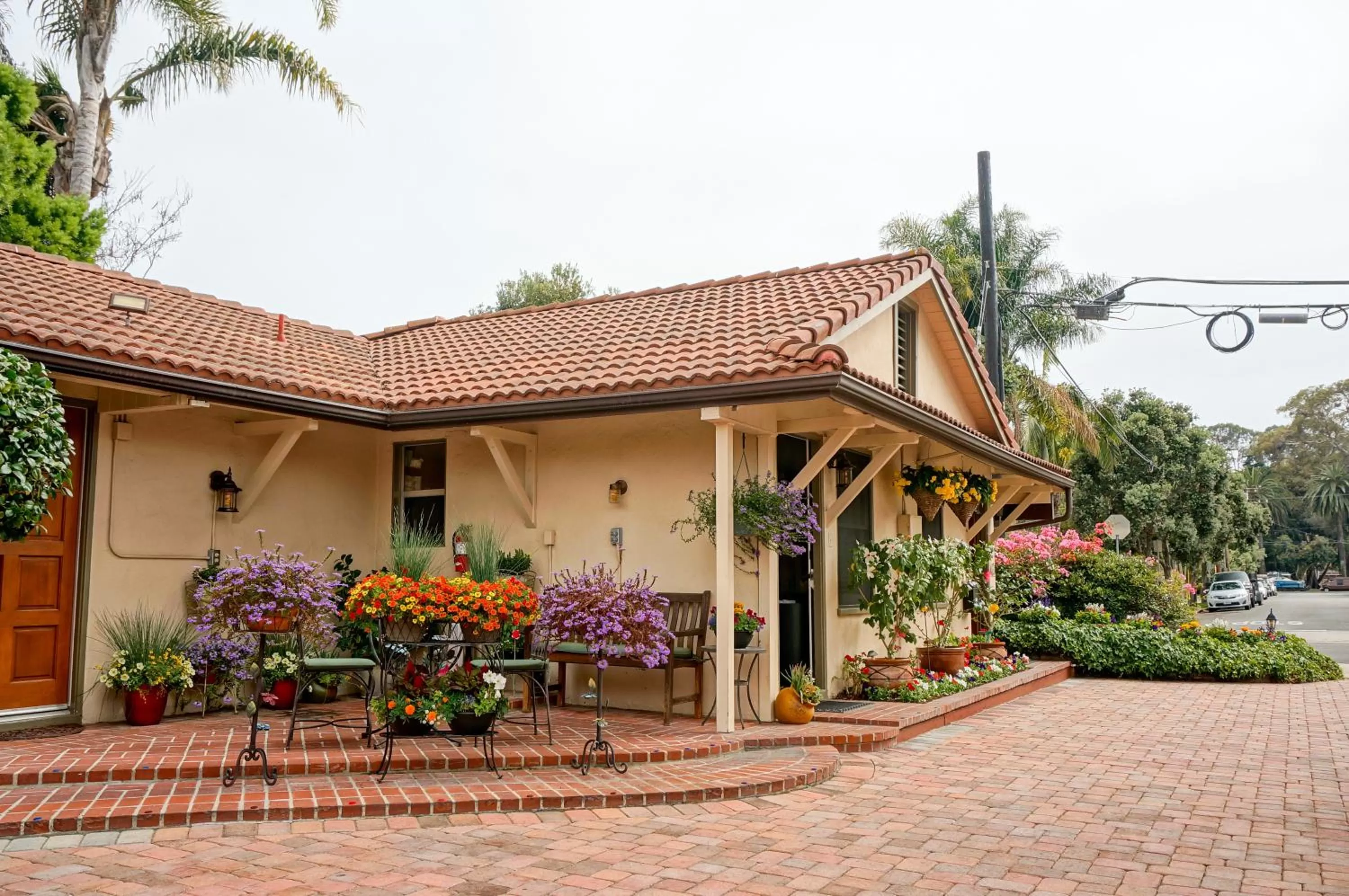Facade/entrance in Harbor House Inn