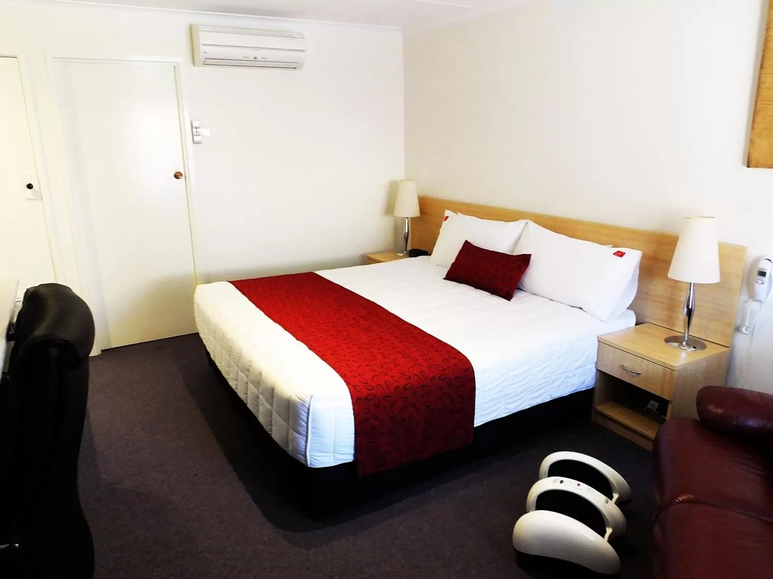 Photo of the whole room, Bed in Edinburgh Motor Inn