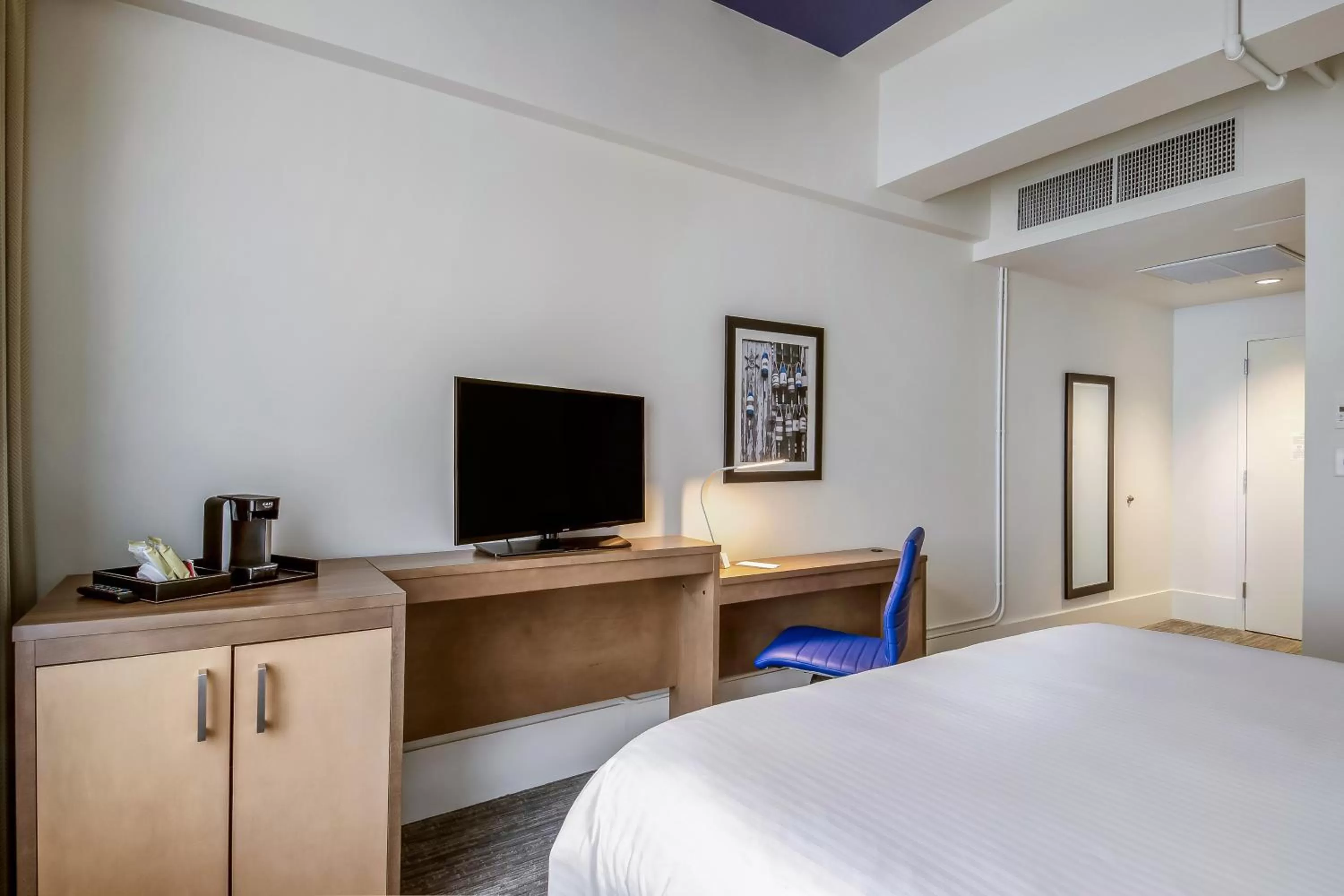 TV and multimedia, Bed in New Bedford Harbor Hotel, an Ascend Collection Hotel