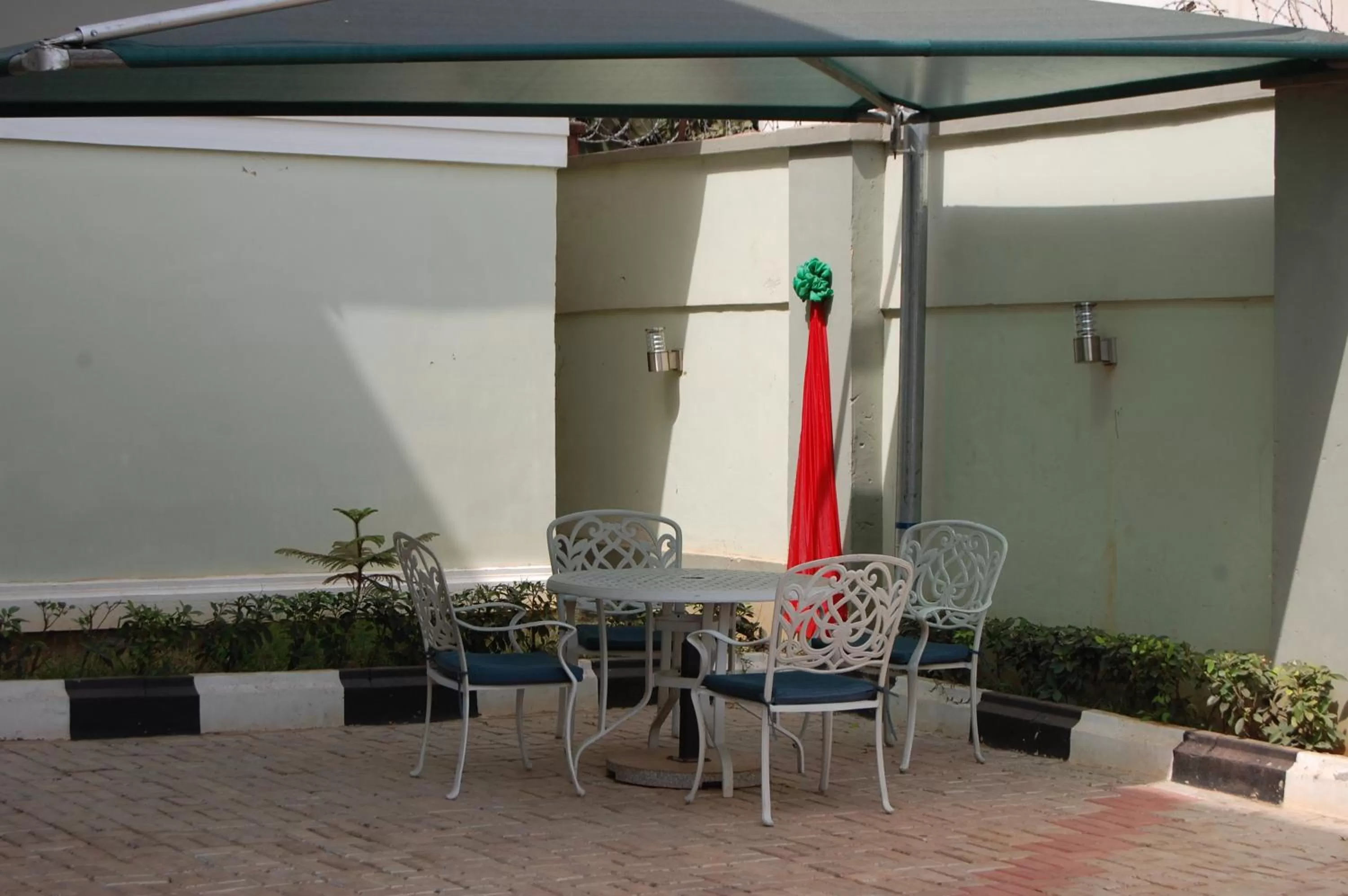 Nue-Crest Hotels & Suites