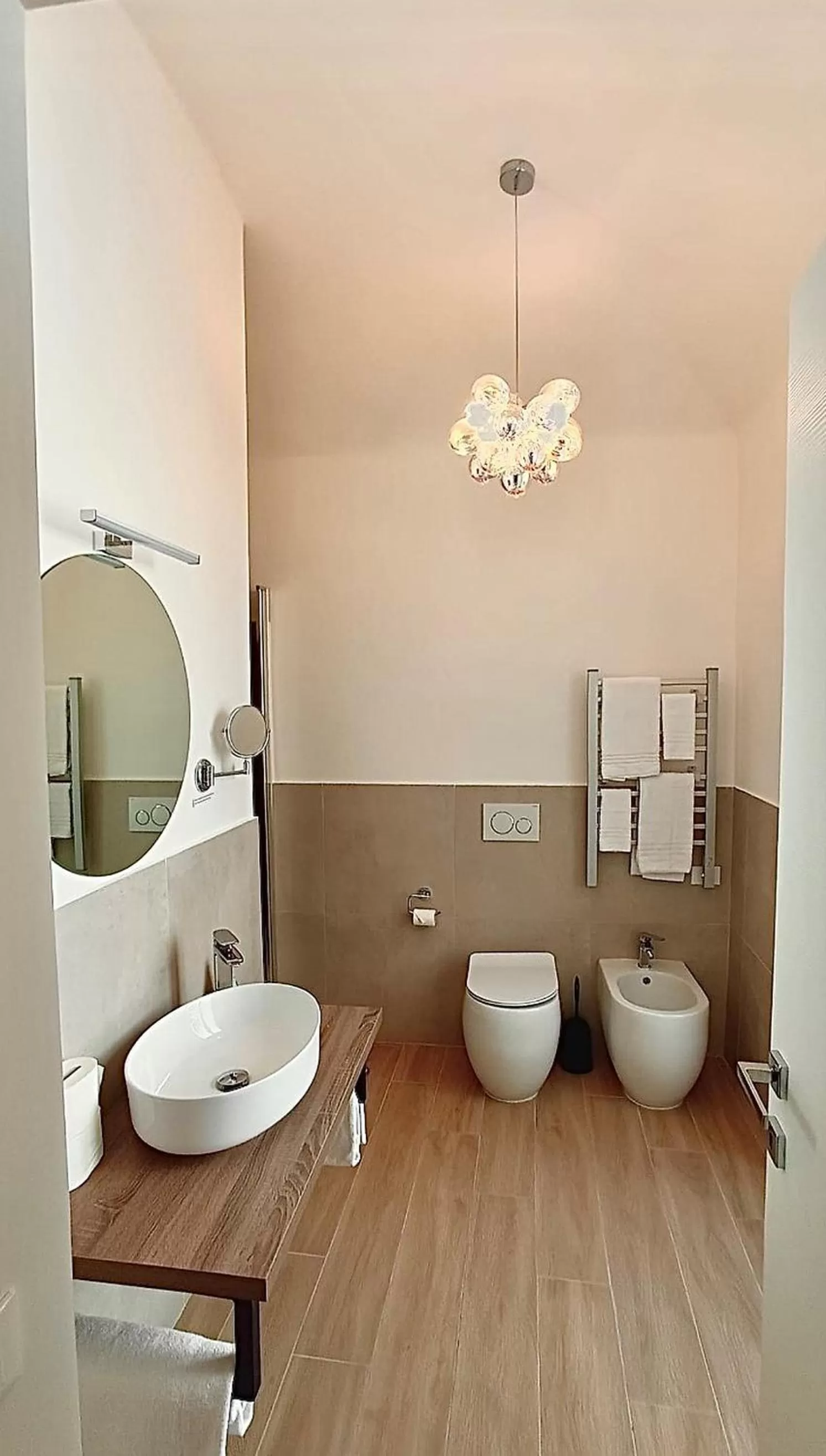 Bathroom in Relais Roma Vaticano - METRO station Ottaviano