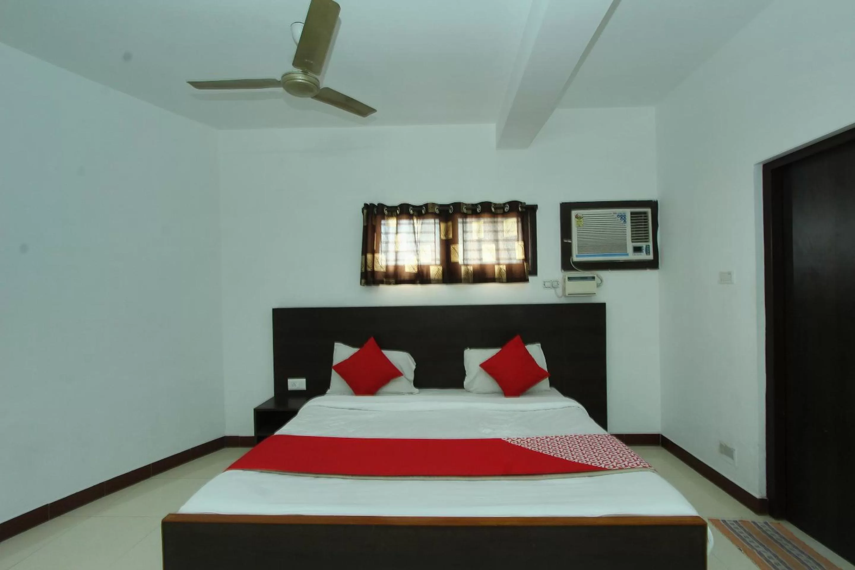 Bed in Lake View Hotel