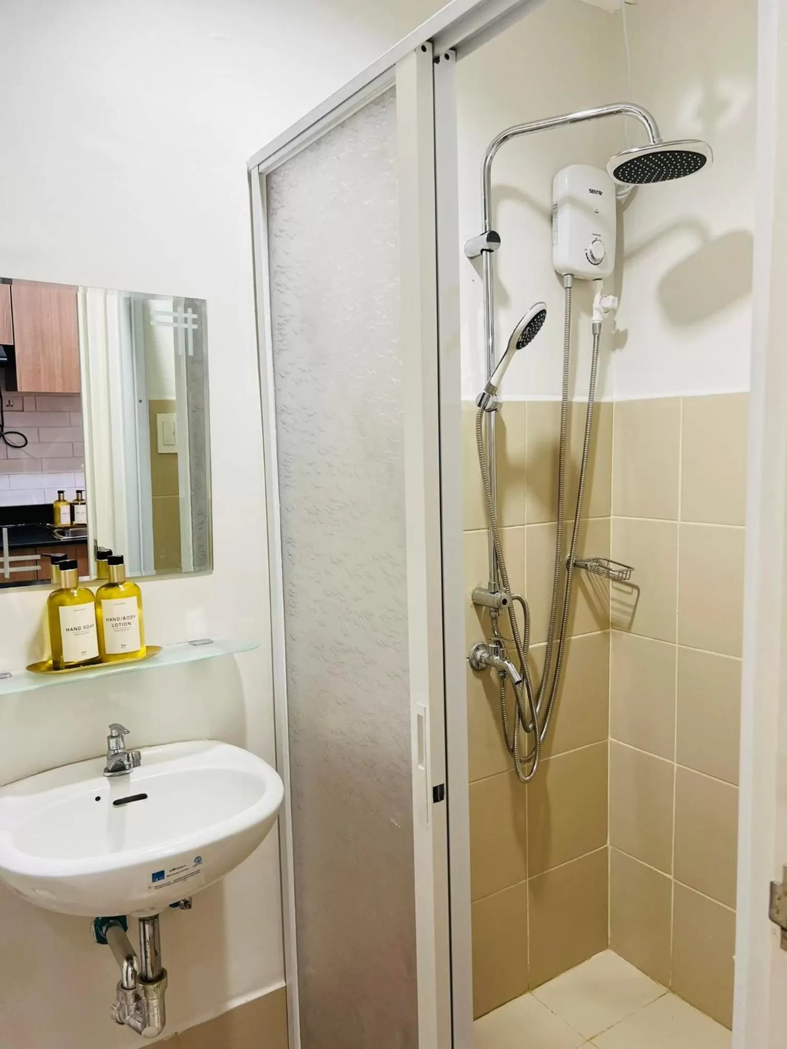 Shower in Studio with mountain view, near Limketkai mall in Prime Cagayan de Oro