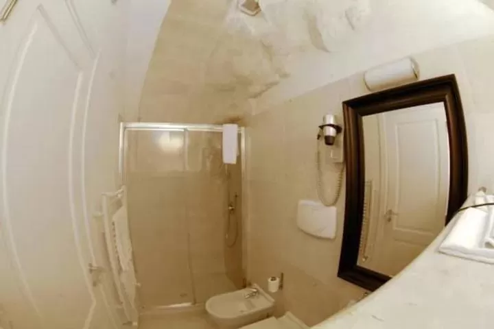 Bathroom in Le Malve Cave Retreat