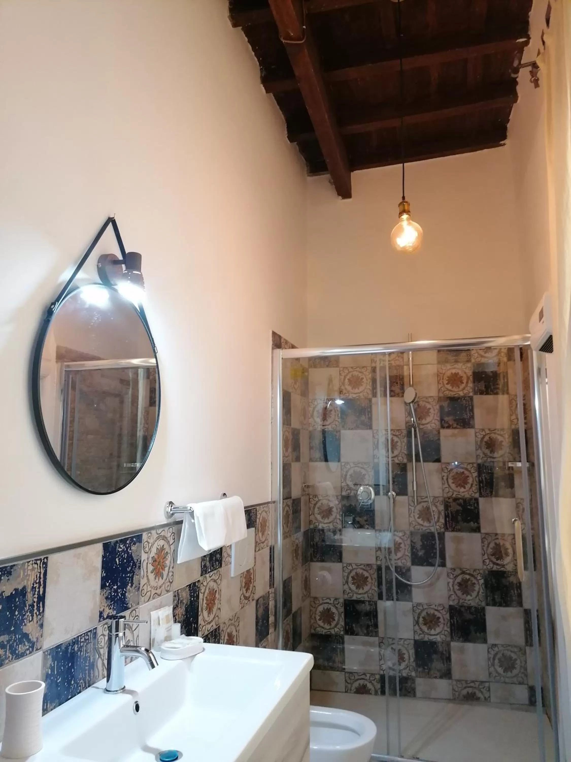 Bathroom in Cicerone Guest House