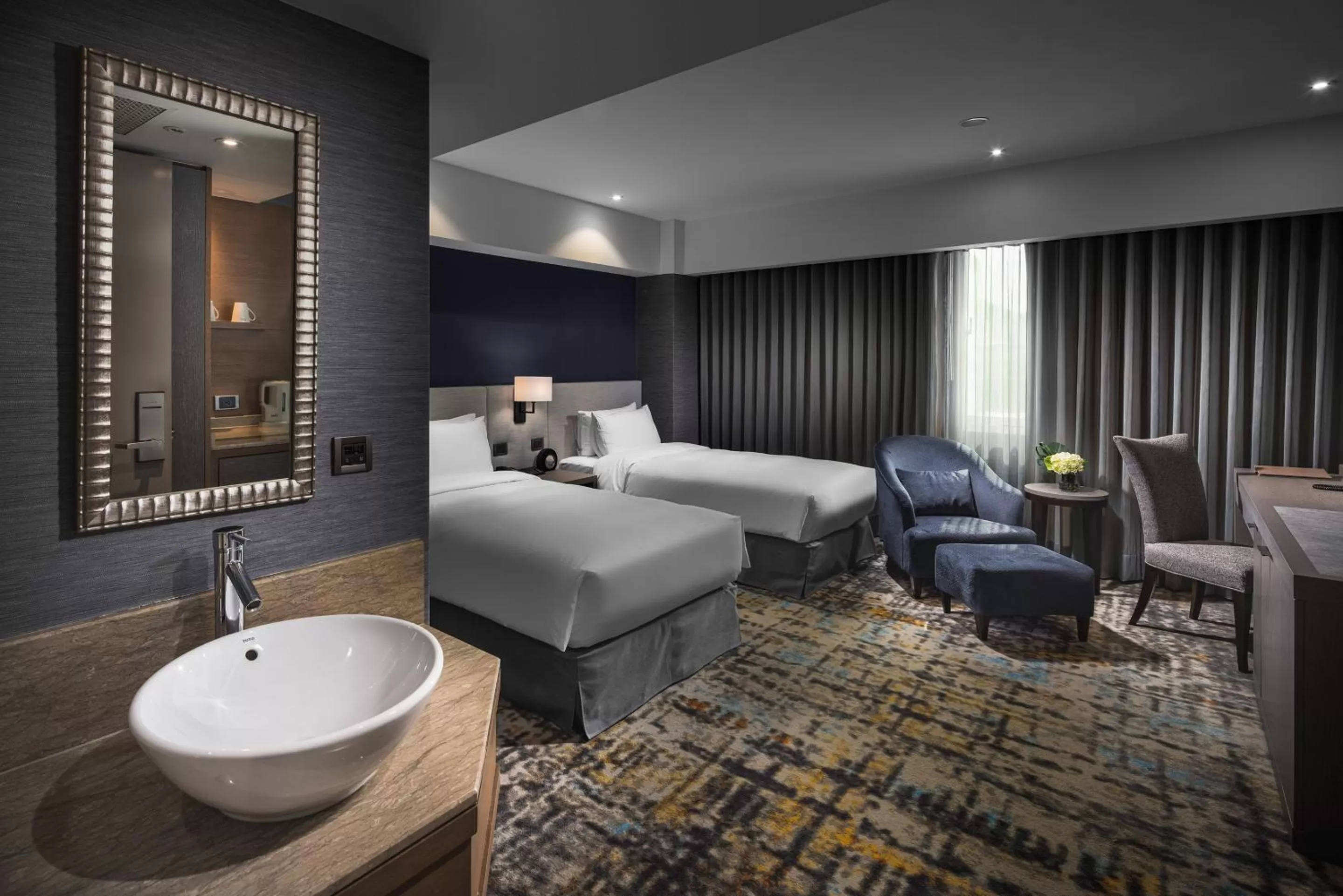 Photo of the whole room, Bed in Taipei Fullerton Hotel - South