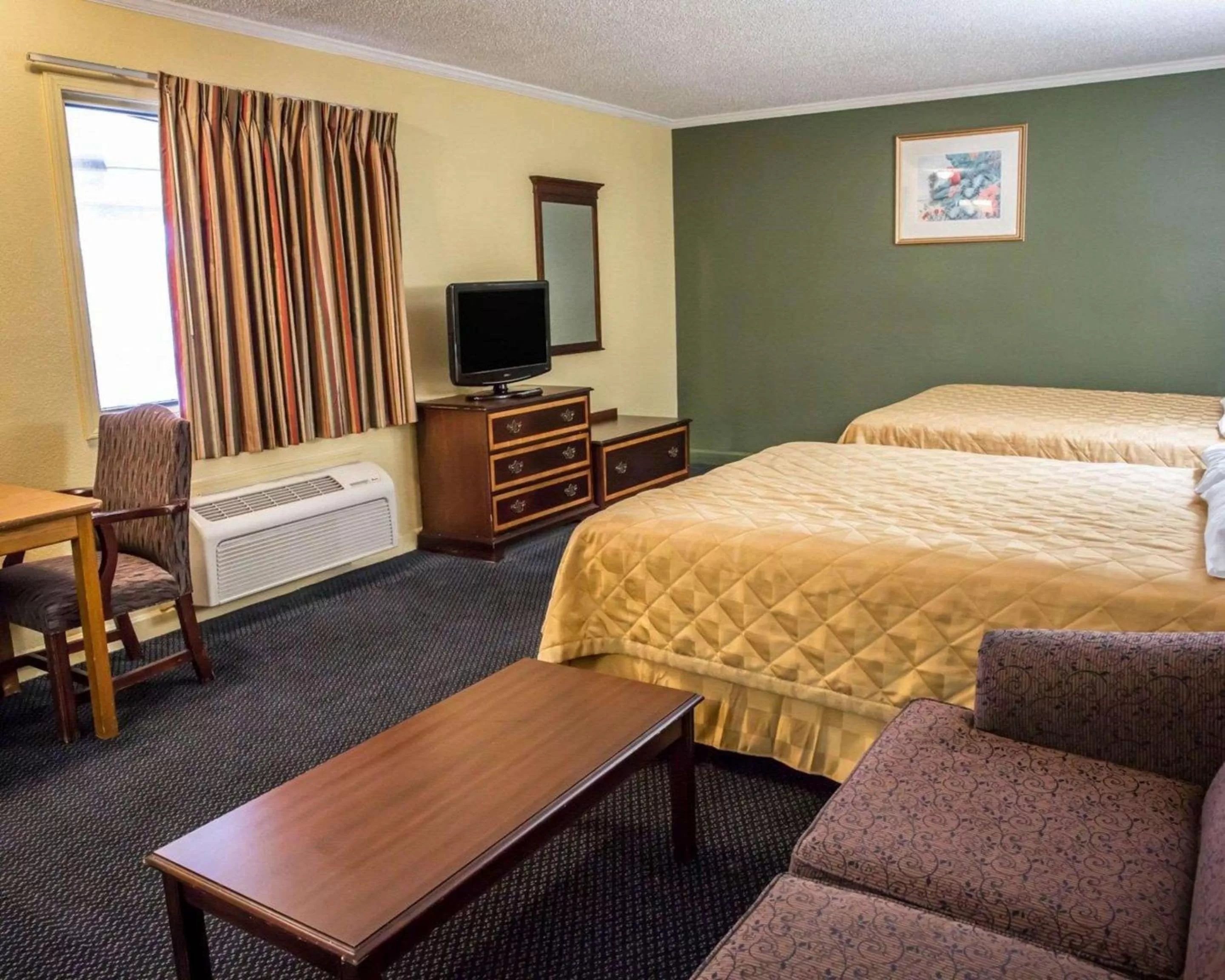 Photo of the whole room, Bed in Rodeway Inn & Suites Plymouth Hwy 64