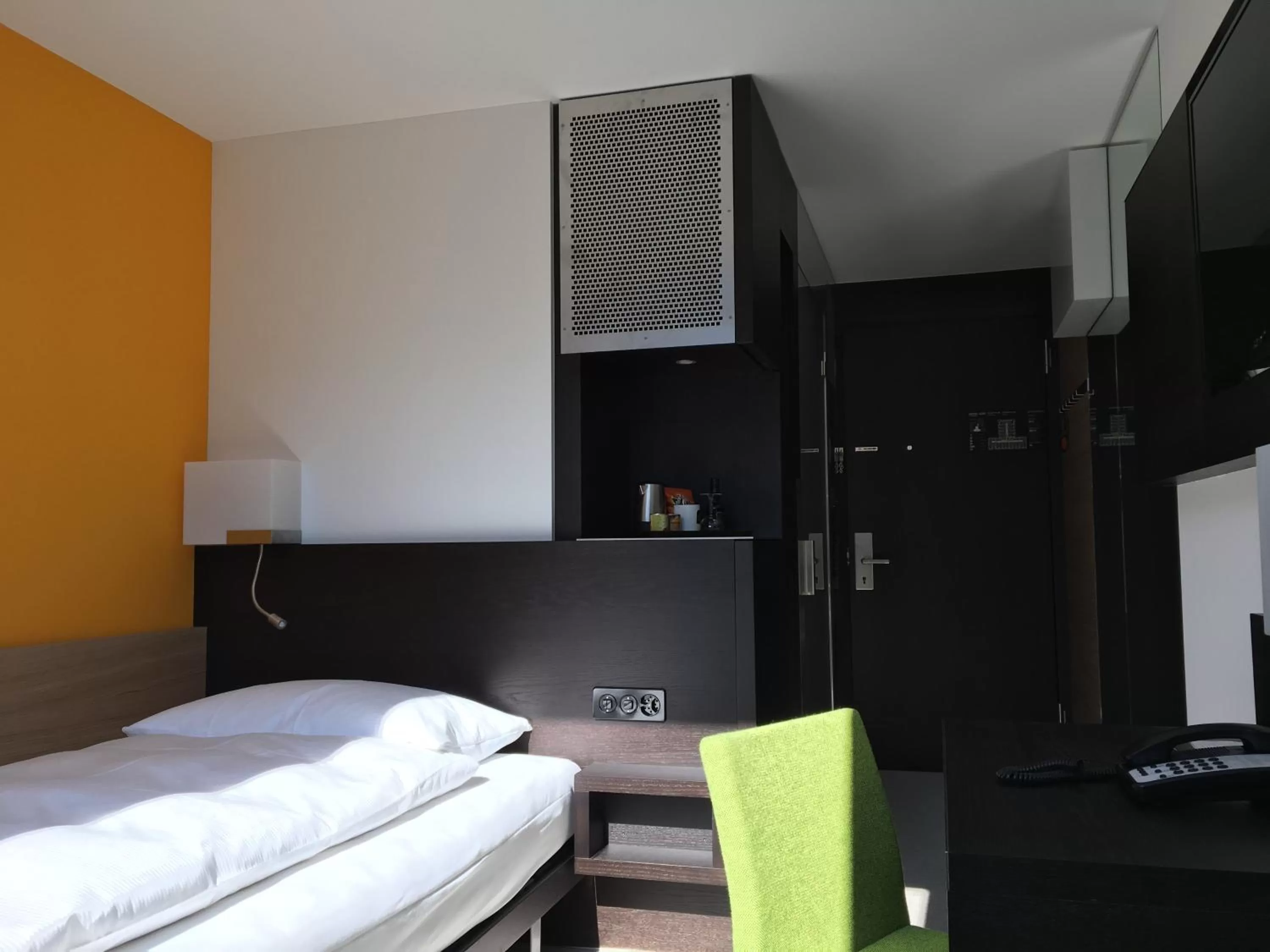 Photo of the whole room, Bed in Züri by Fassbind