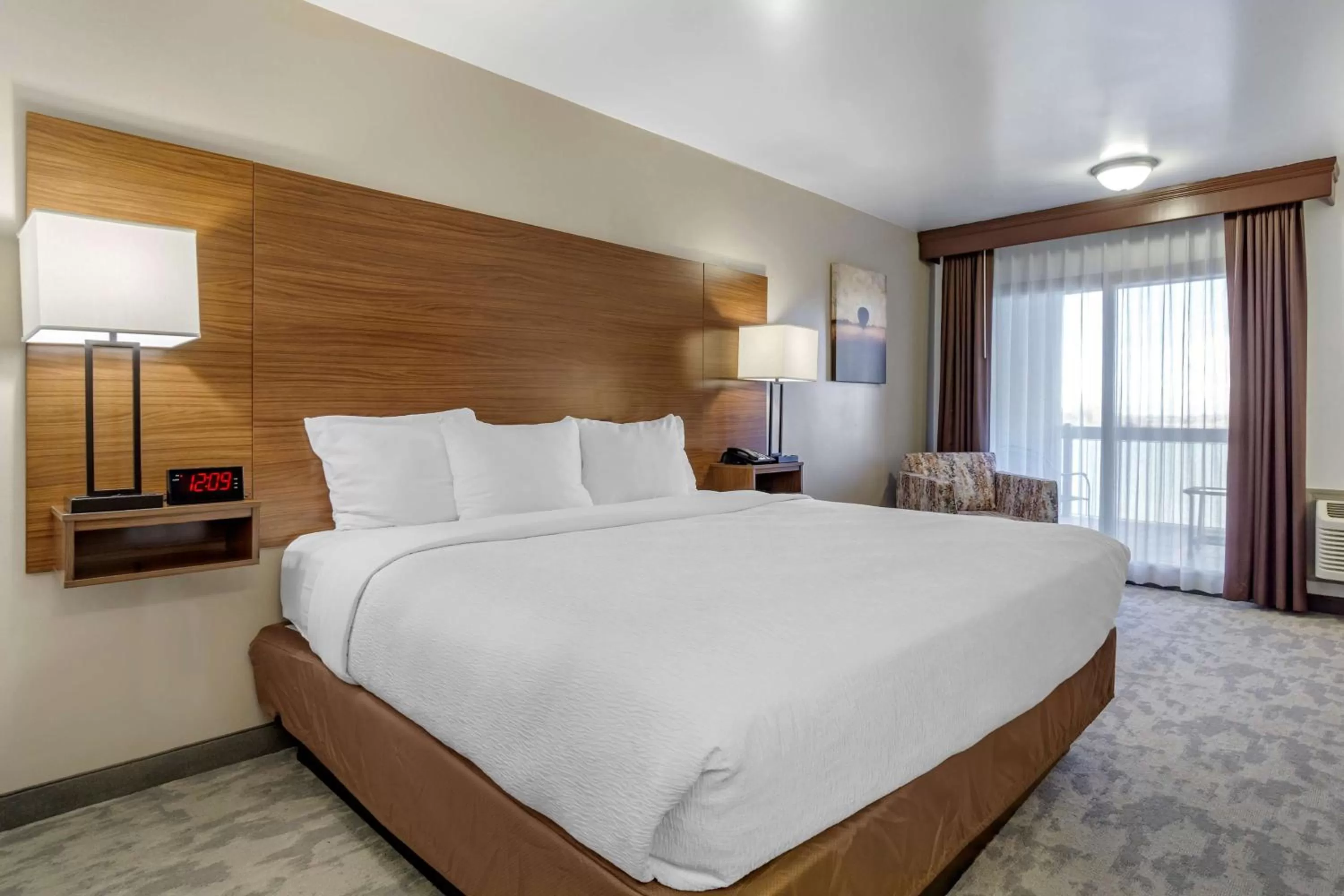 Bed in Best Western PLUS Lake Front Hotel