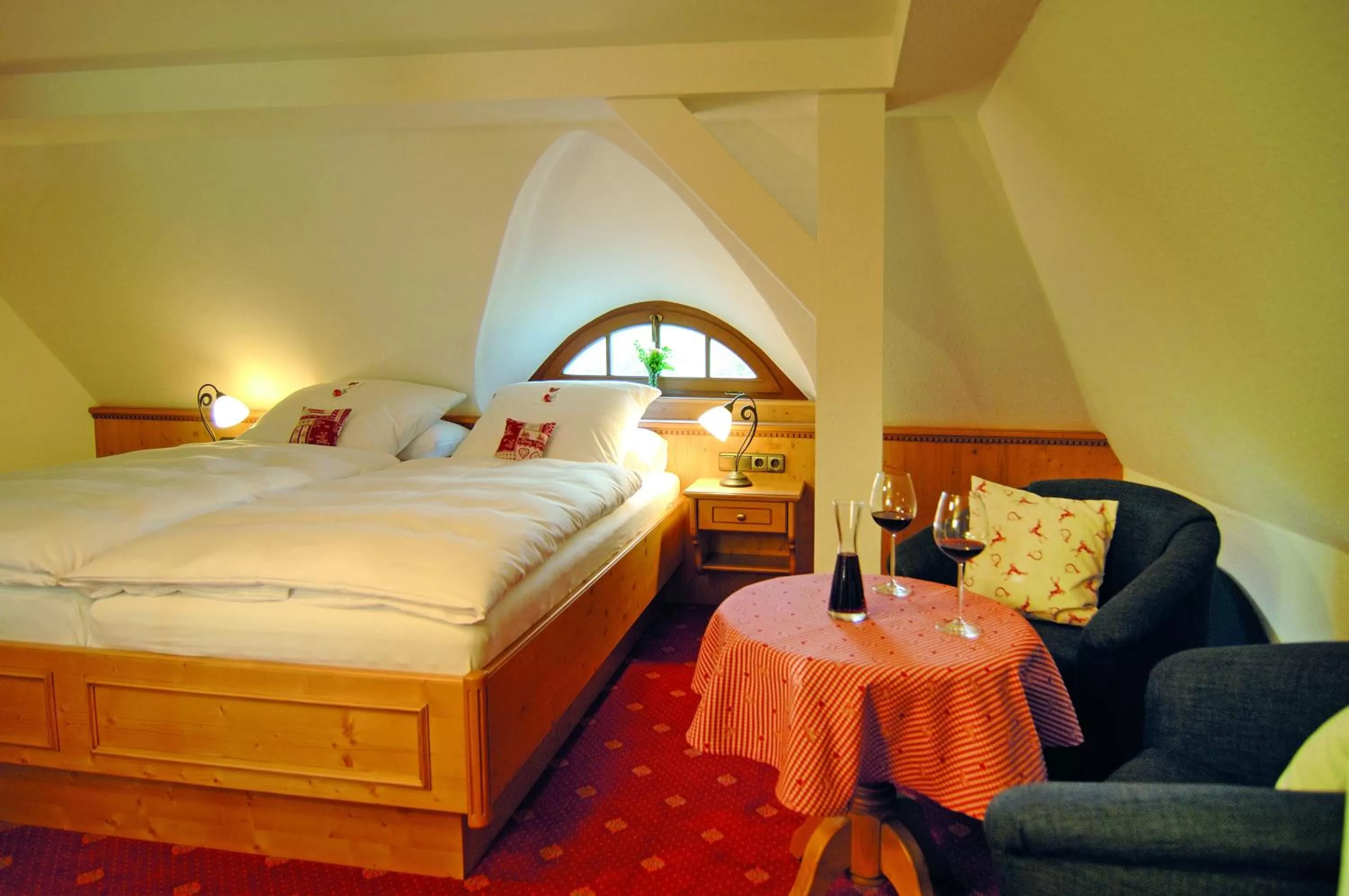 Bedroom, Bed in Hotel Alpenhof - ruhige Wohlfühloase zwischen München, dem Fünf-Seenland und den Bergen, in S-Bahnnähe