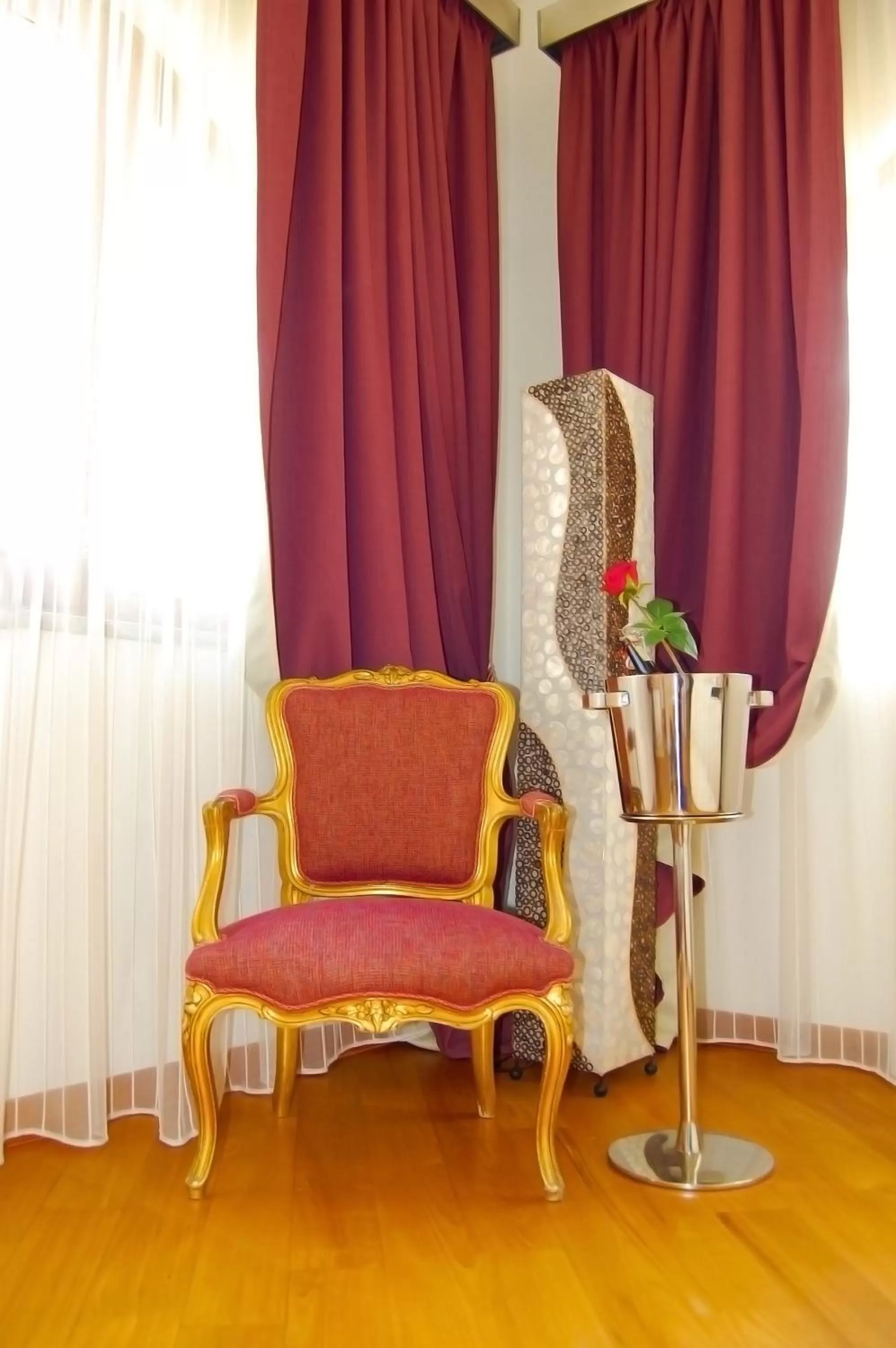 Decorative detail in Kalos Relais