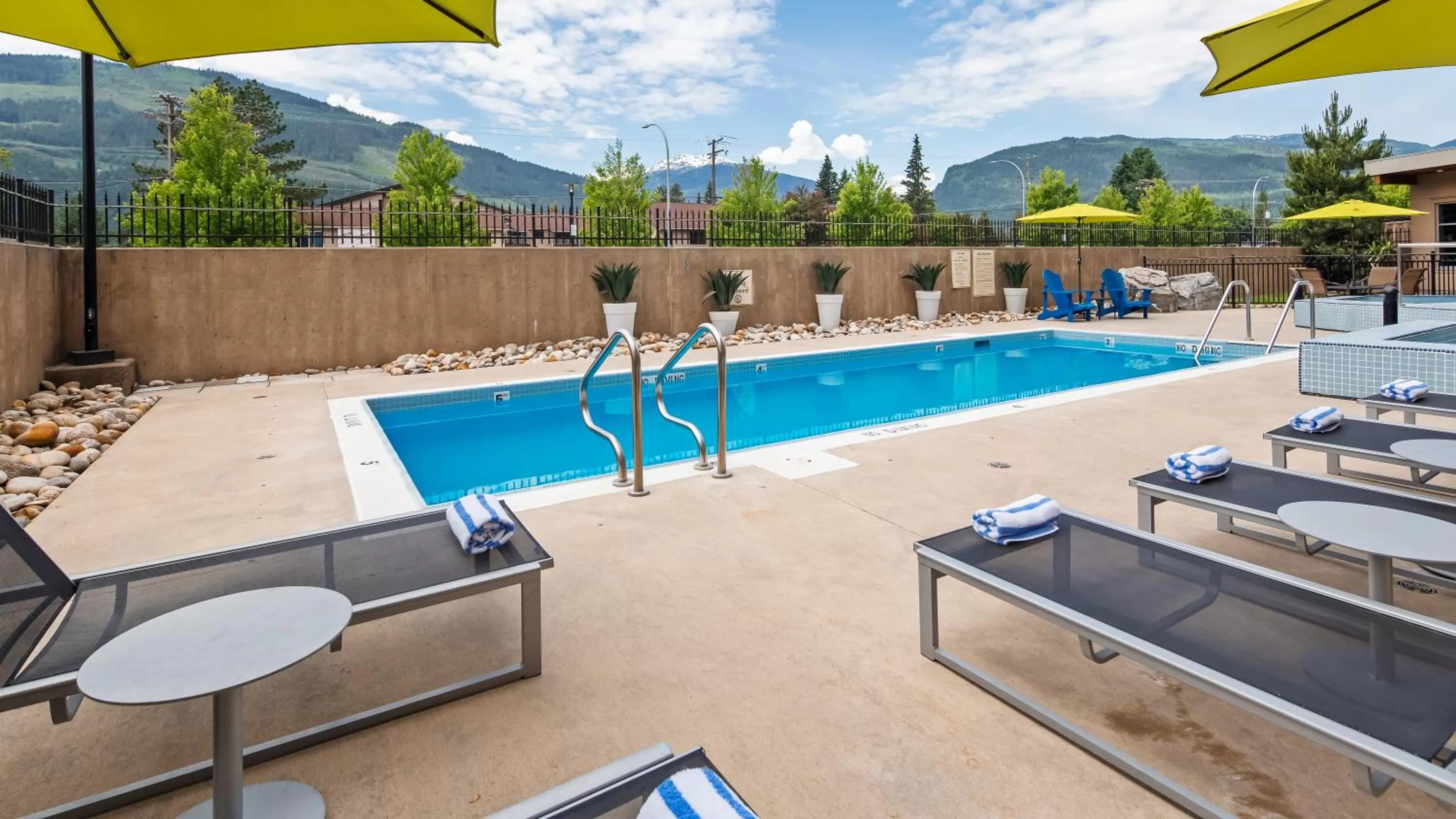 Swimming pool in Best Western Plus Revelstoke