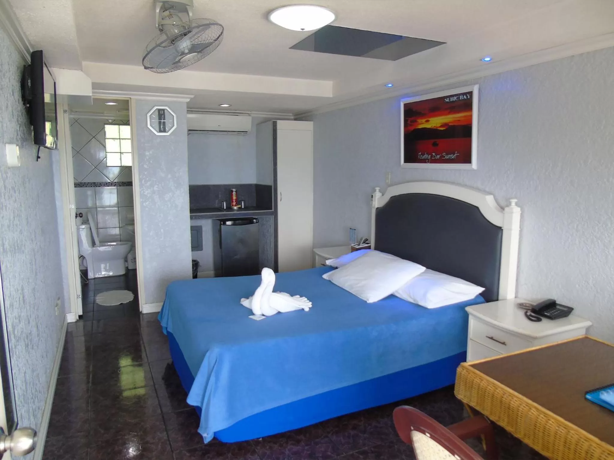 Photo of the whole room, Bed in Blue Rock Resort