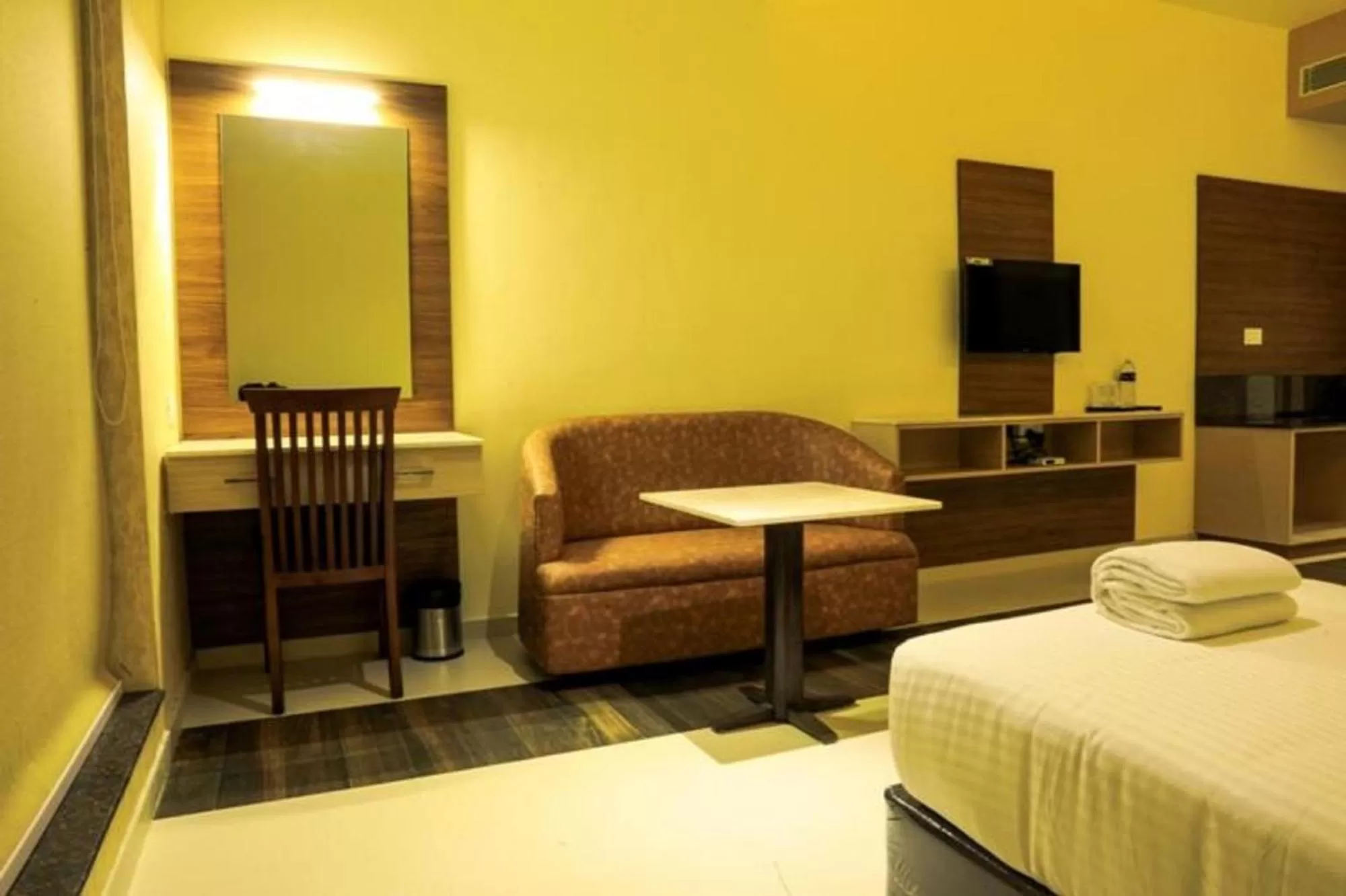 Living room, Bed in Laya Regency