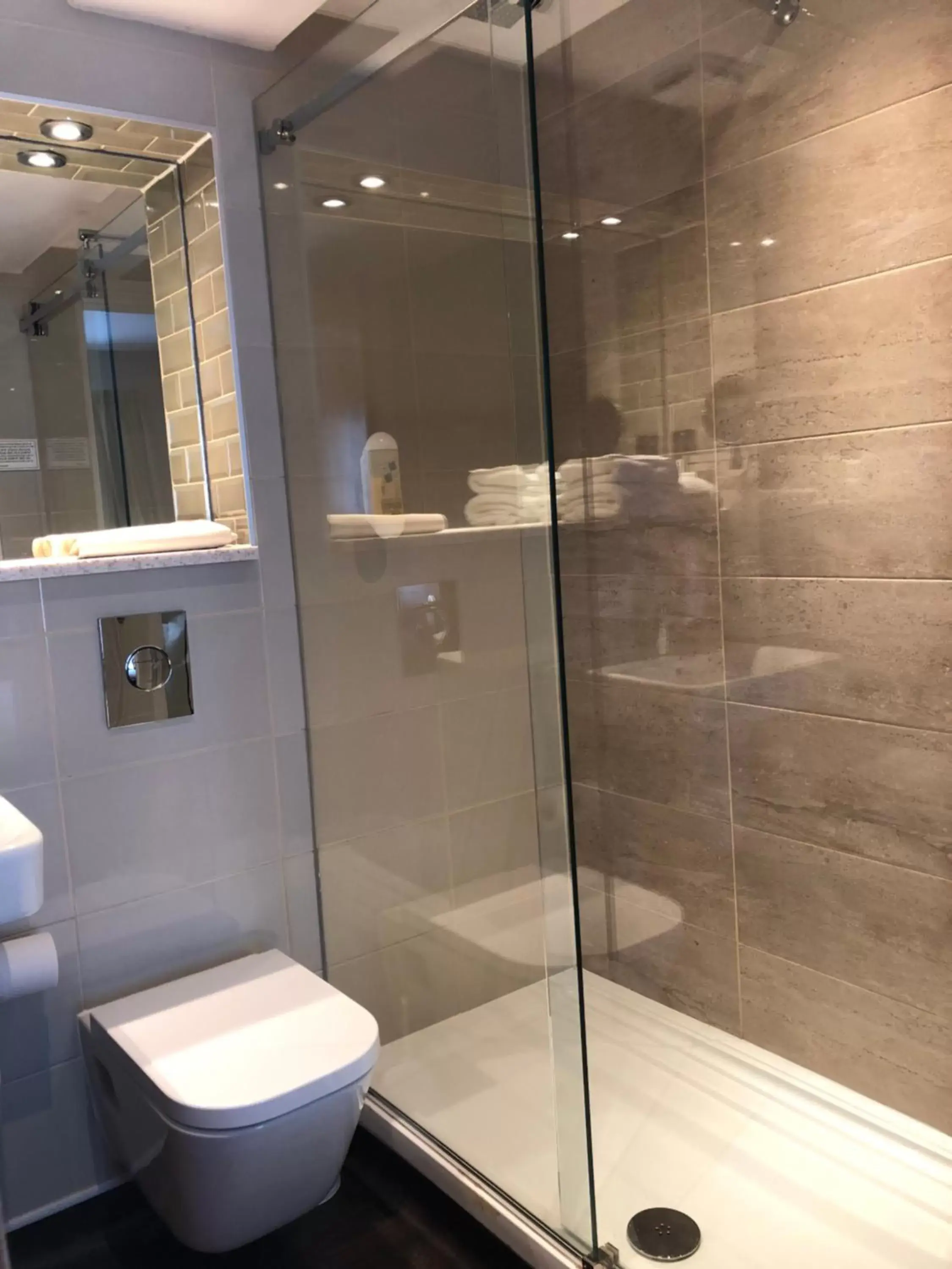 Double Room in The King's Head Hotel - JD Wetherspoon Double Room in The King's Head Hotel - JD Wetherspoon