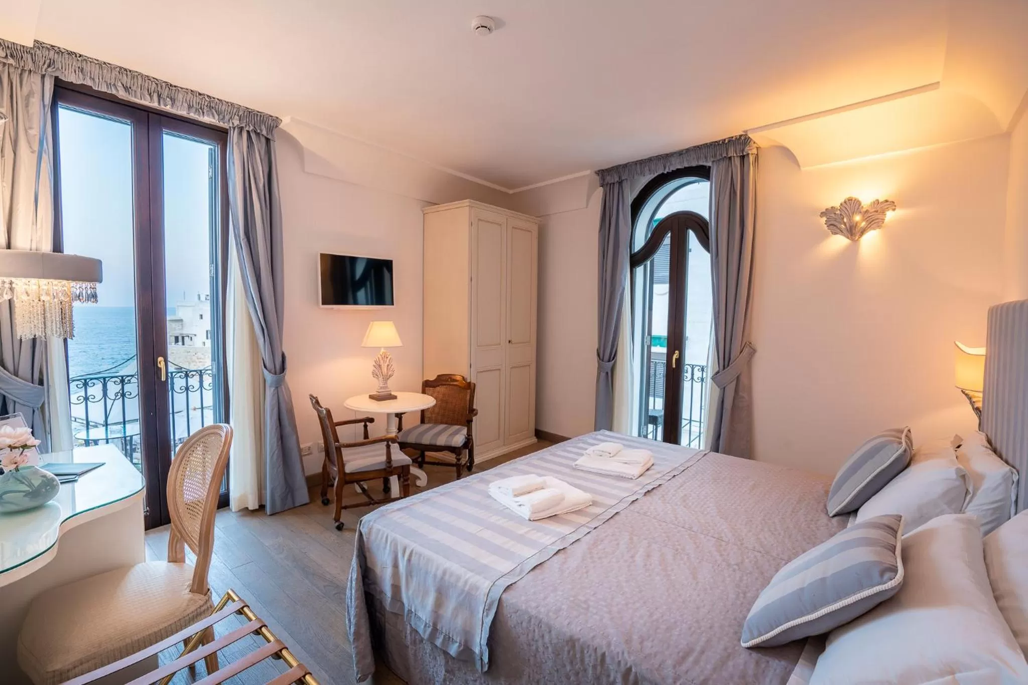 Photo of the whole room, Bed in Covo dei Saraceni