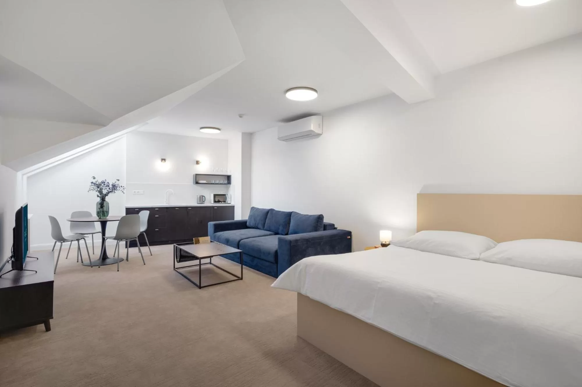 Living room, Bed in Palace Apartments