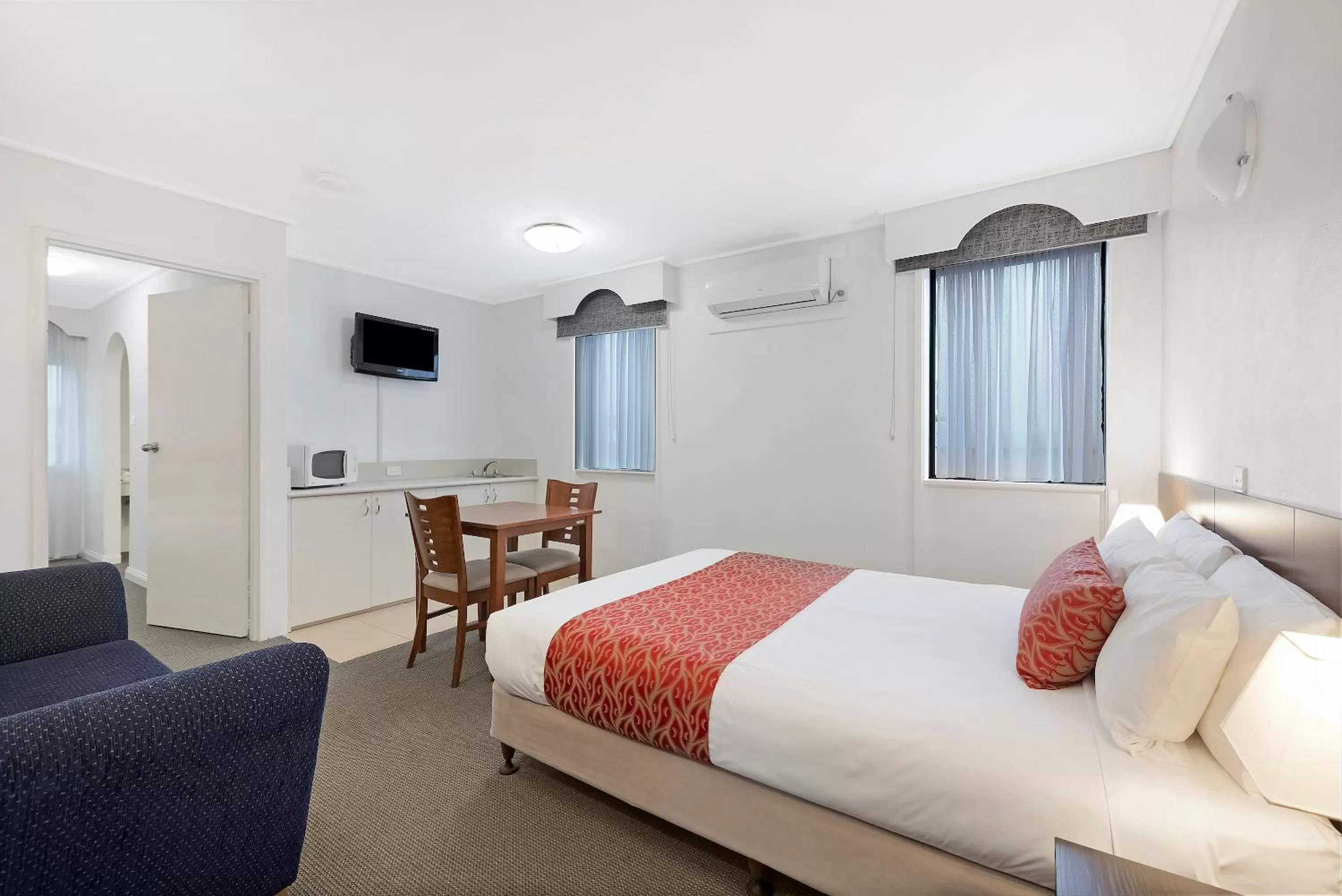 Kitchen or kitchenette, Bed in Central Court Motel Warrnambool