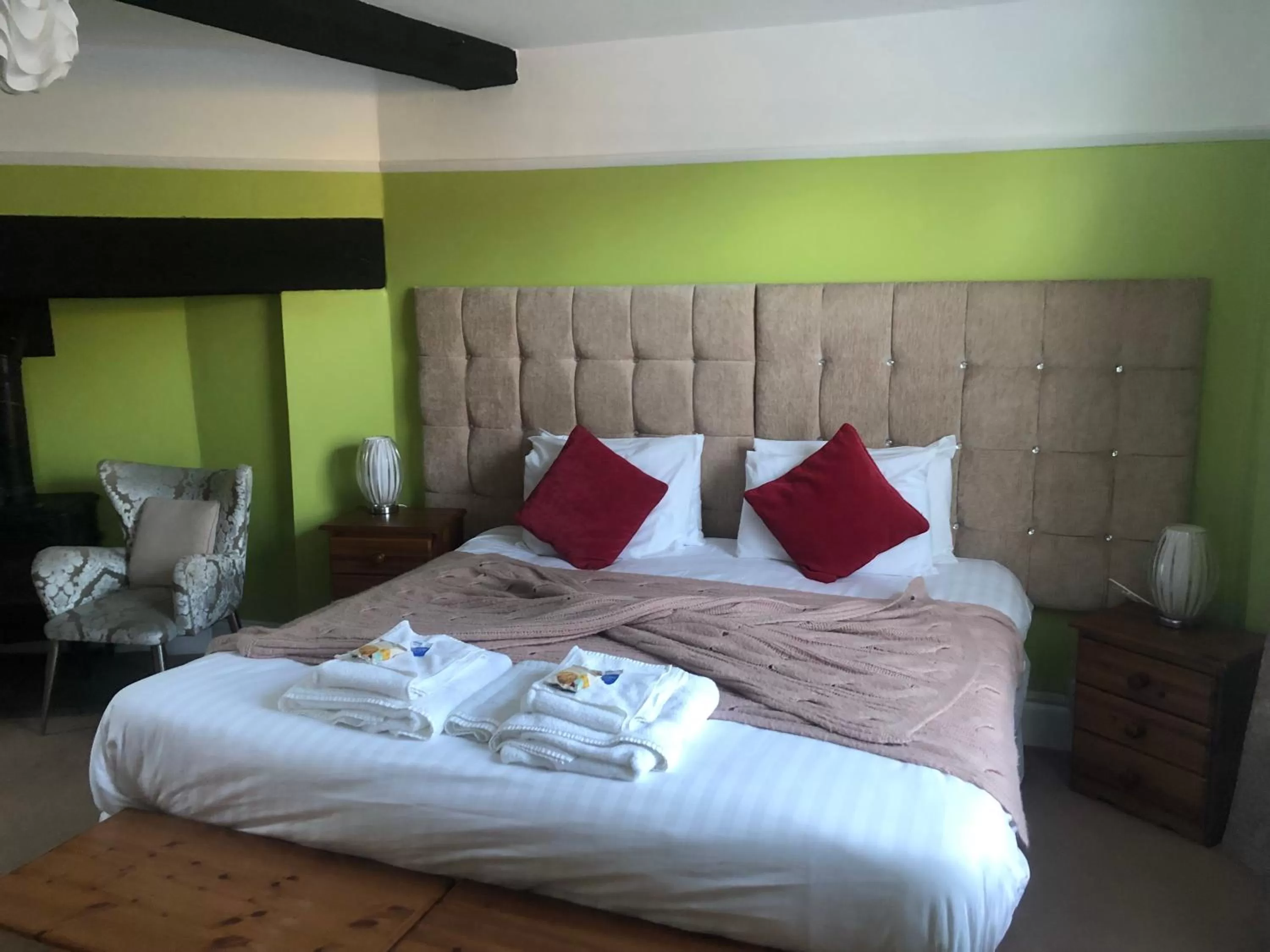 Bed in The Mug House Inn