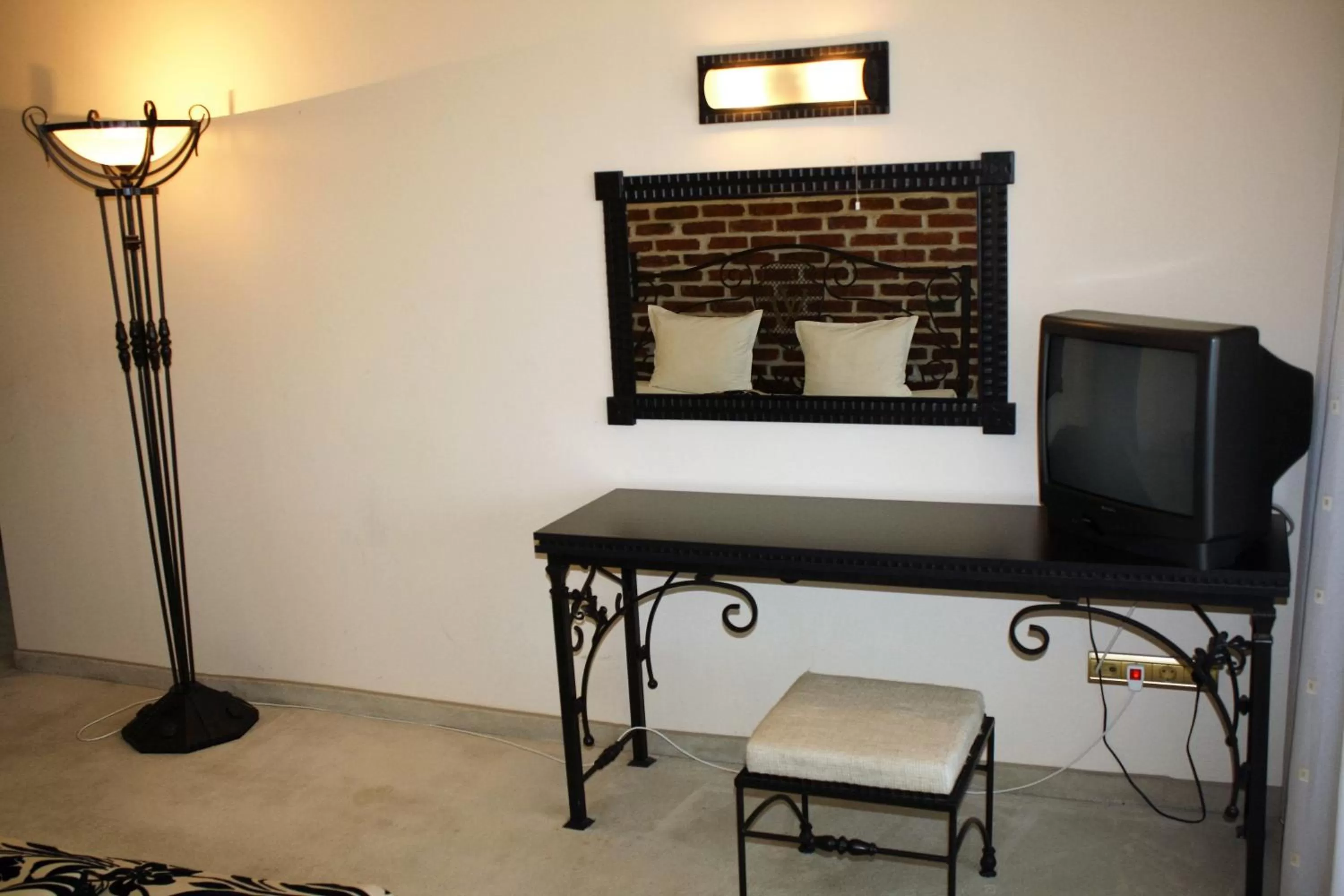 Photo of the whole room, TV/Entertainment Center in Hotel Villa Verde