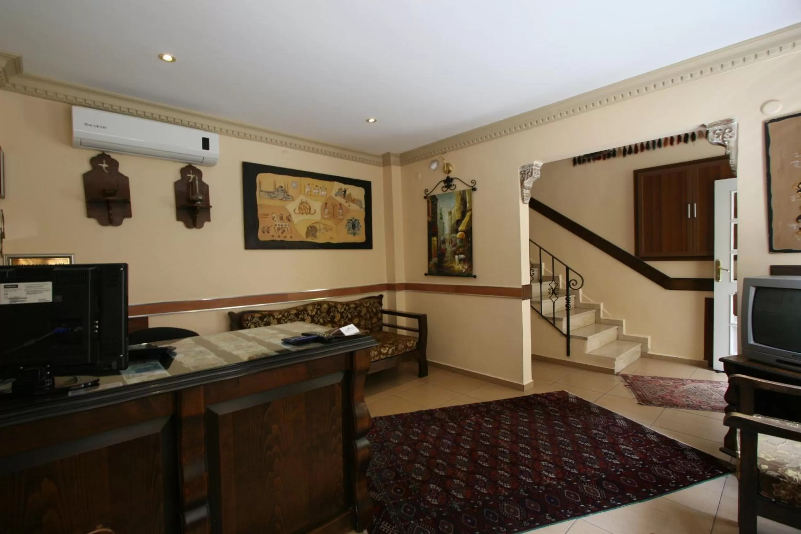 Library, TV/Entertainment Center in Hanedan Hotel