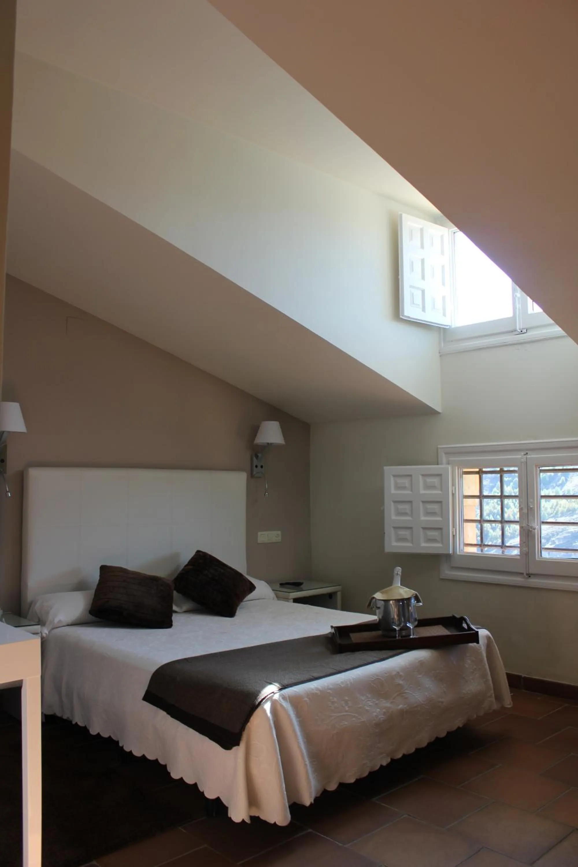 Bedroom, Bed in Hotel Leonor de Aquitania