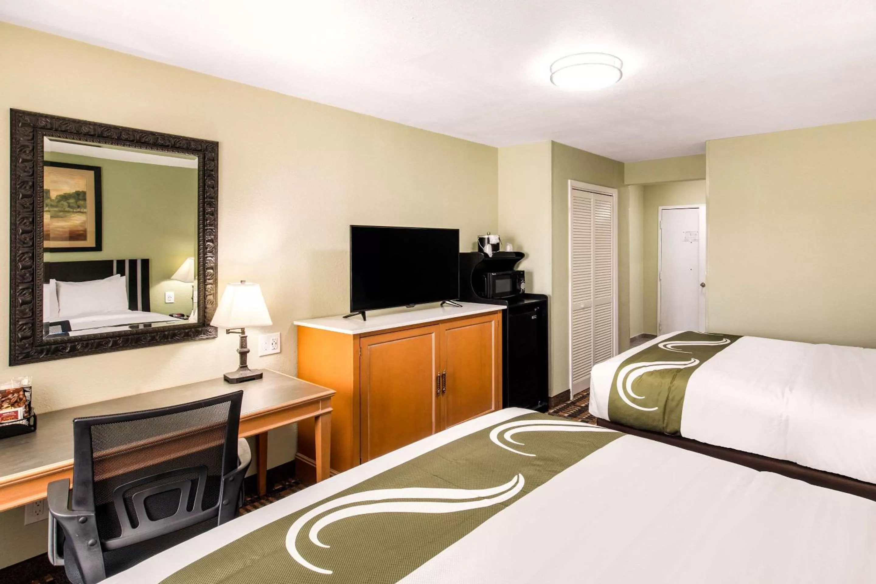 Photo of the whole room, Bed in Quality Inn & Suites Plano