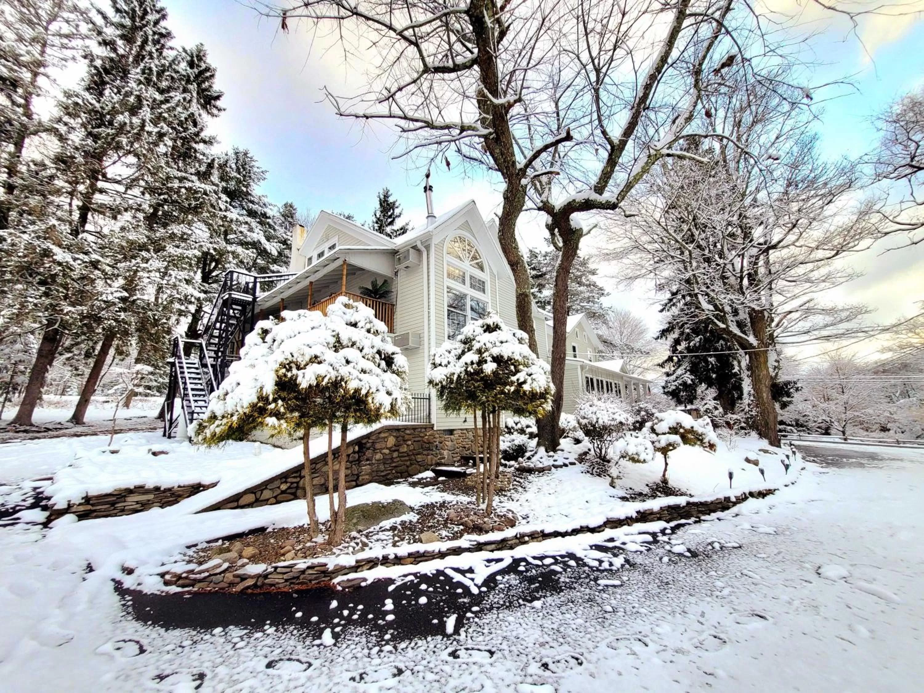 Property building, Winter in Pump House Inn & Spa