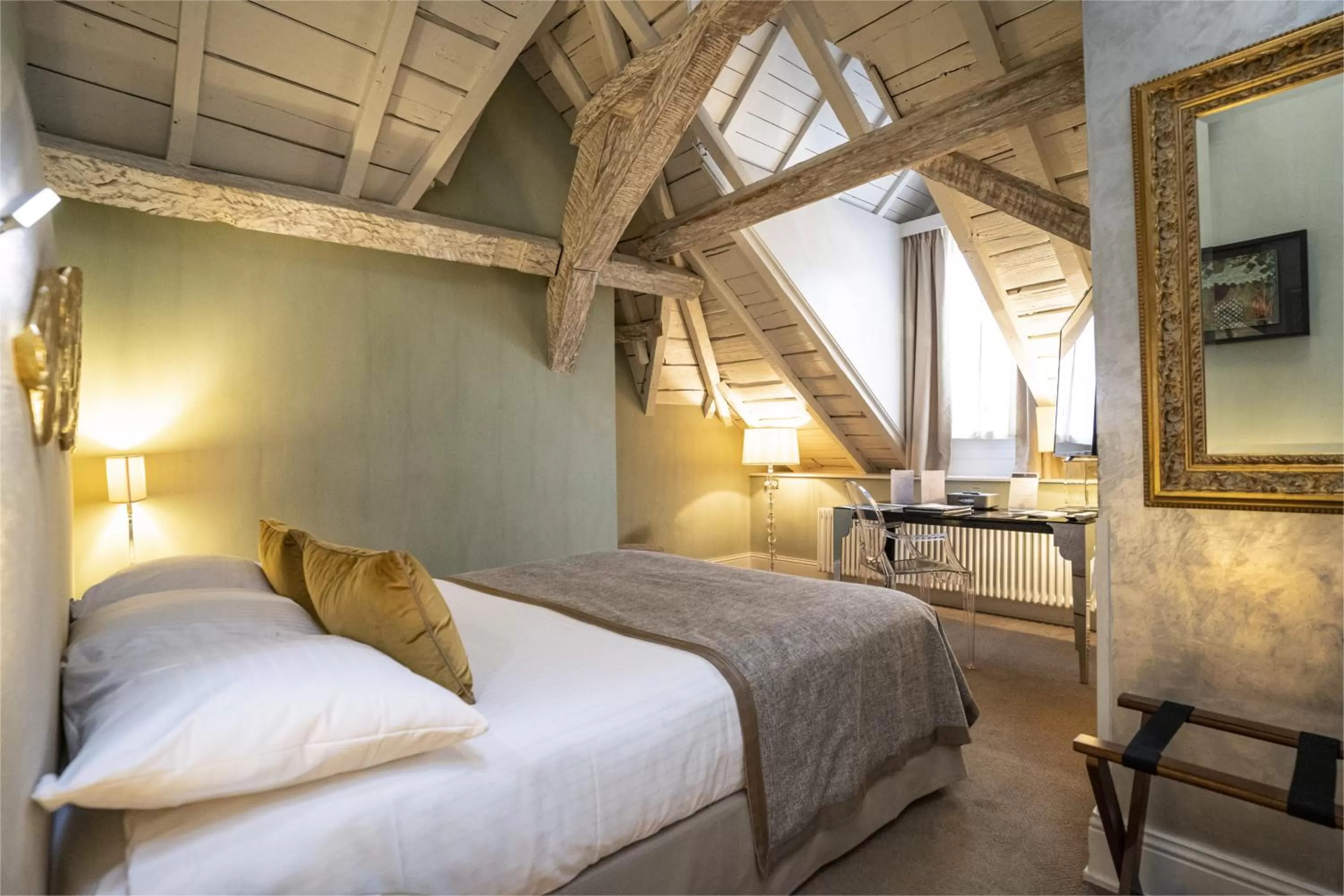 Bedroom, Bed in Hotel Le Place d'Armes - Relais & Châteaux